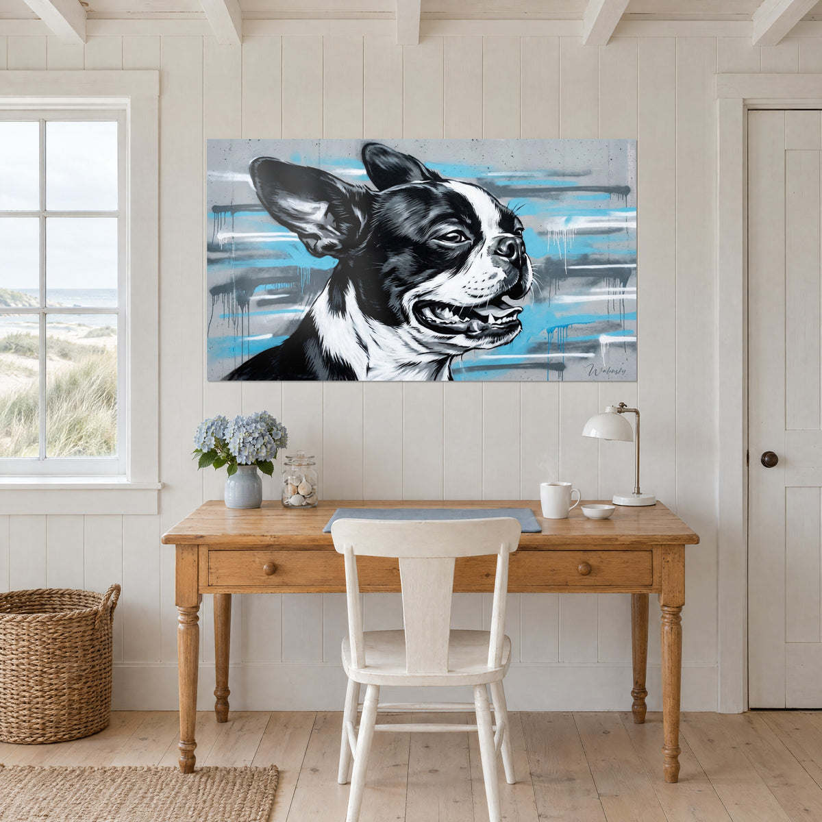 Πίνακας εκφραστικό Boston terrier, ορατά δόντια και μυτερό αυτί, βαθύ μαύρο απέναντι σε παγετώδεις γαλάζιες γραμμές, πάνω από ξύλινο γραφείο