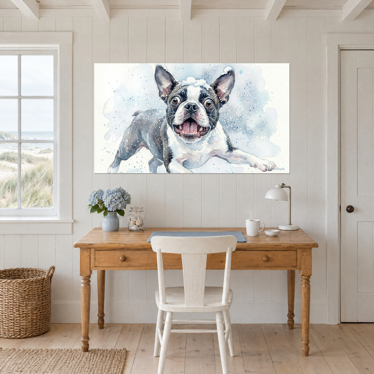 Πίνακας Boston Terrier με ανοιχτό στόμα, όρθια αυτιά σε γκρι-καφέ και μπλε κηλίδες, κρεμασμένος πάνω από γραφείο από ανοιχτόχρωμο ξύλο