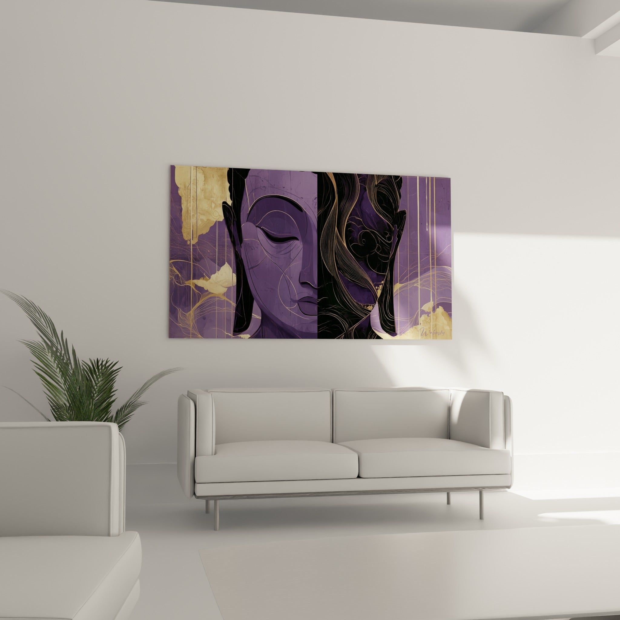 Sérénité incarnée par ce Bouddha violet et or, visage fendu entre clarté et obscurité, au-dessus d'un canapé dans un salon lumineux