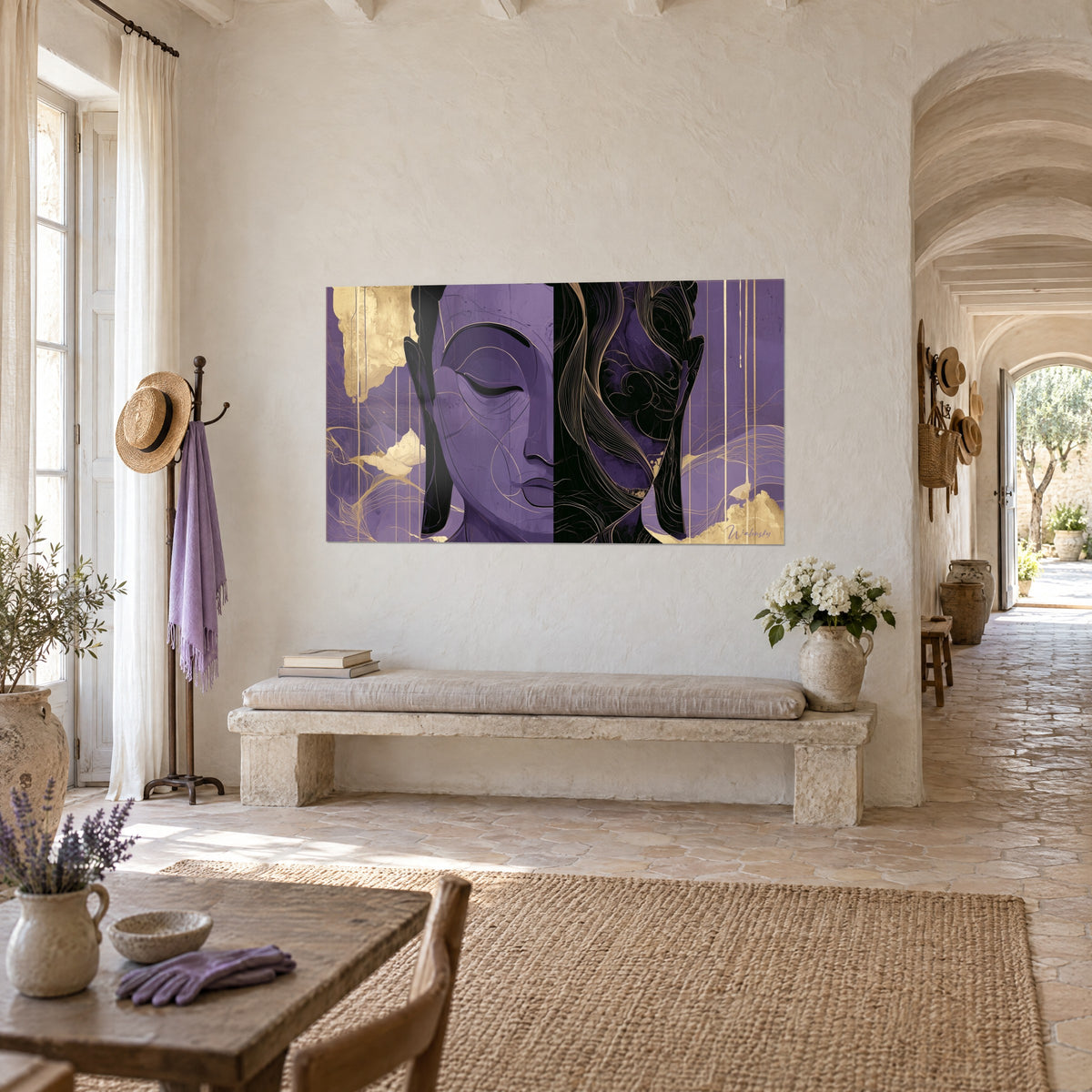 Quadro ritratto scolpito del Buddha con le palpebre chiuse, metà lavanda e metà nero con volute dorate, su un muro color crema di un corridoio a volta