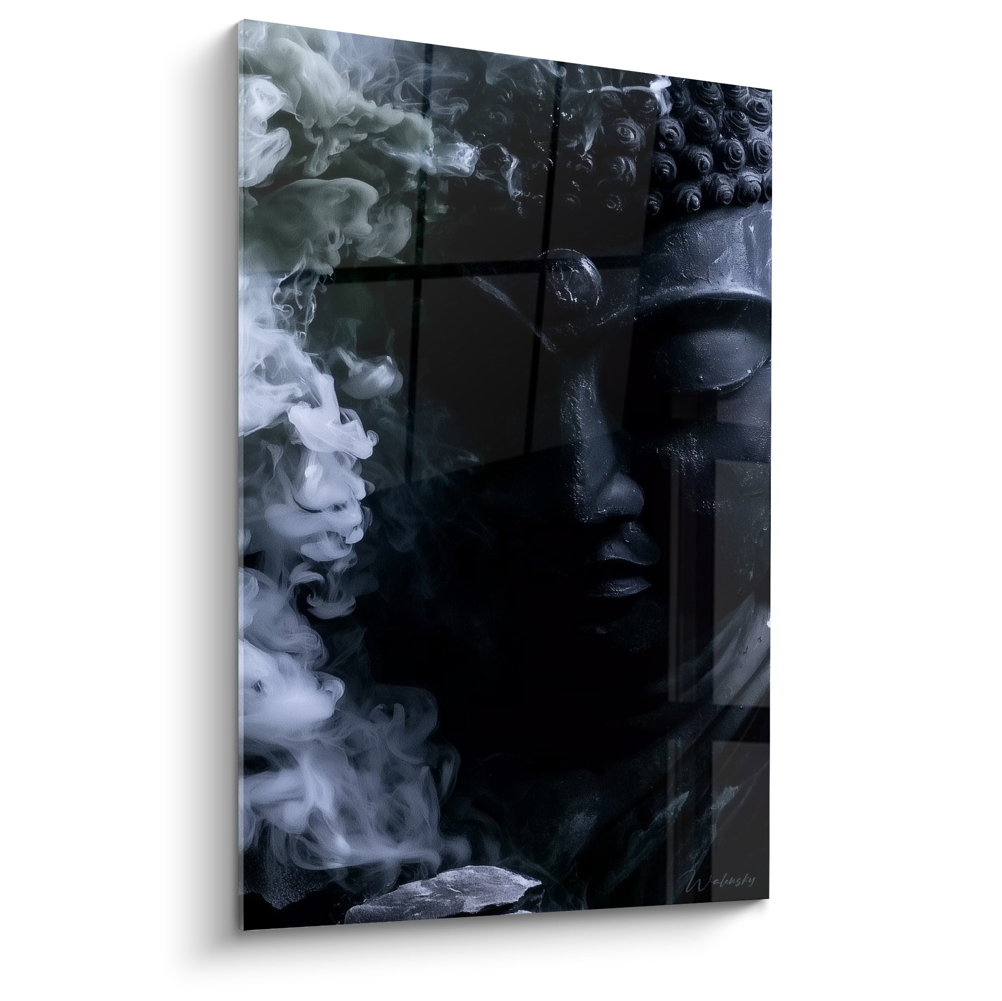 Bouddha anthracite au visage sculpté, enveloppé de fumée blanche et gris pâle sur fond sombre