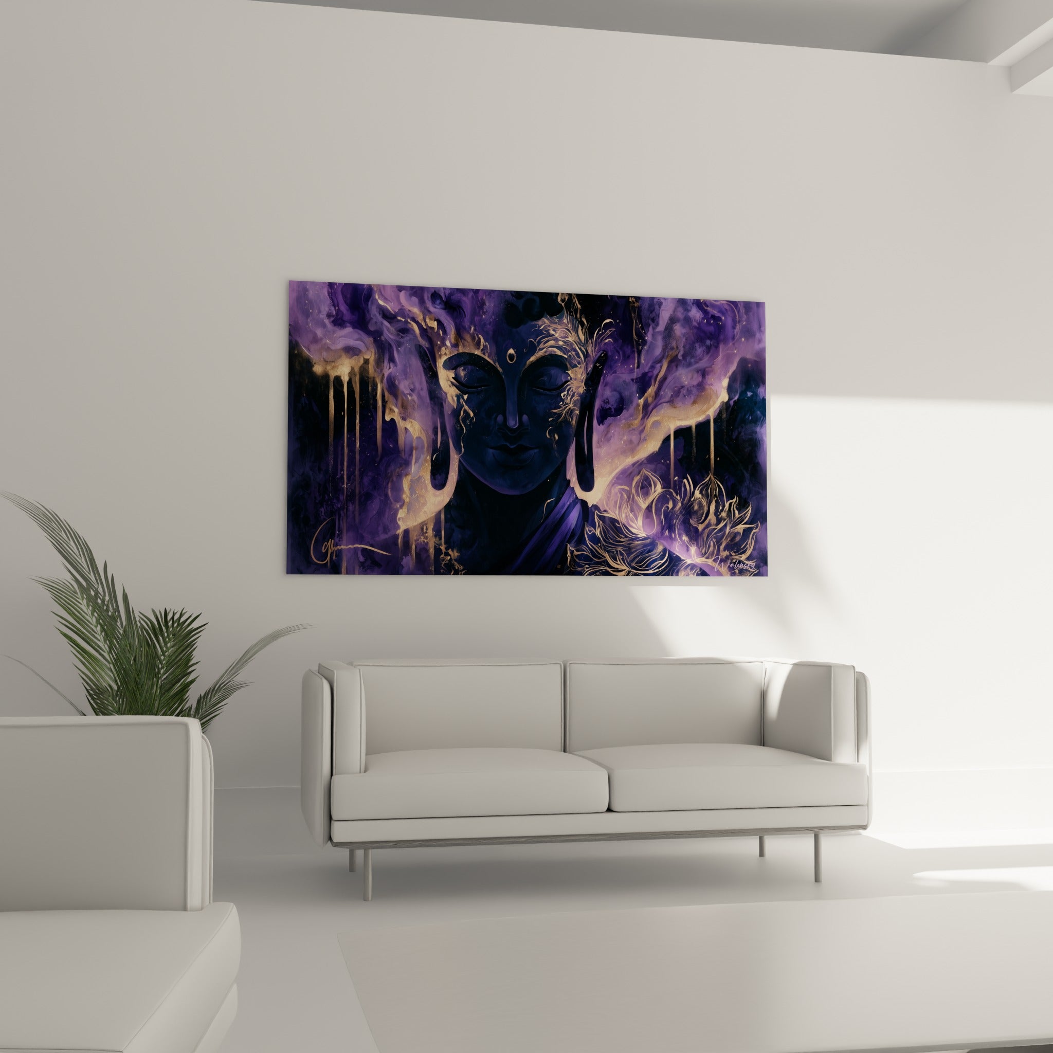 Visage méditatif violet anthracite traversé d'or, au-dessus d'un canapé dans un salon lumineux