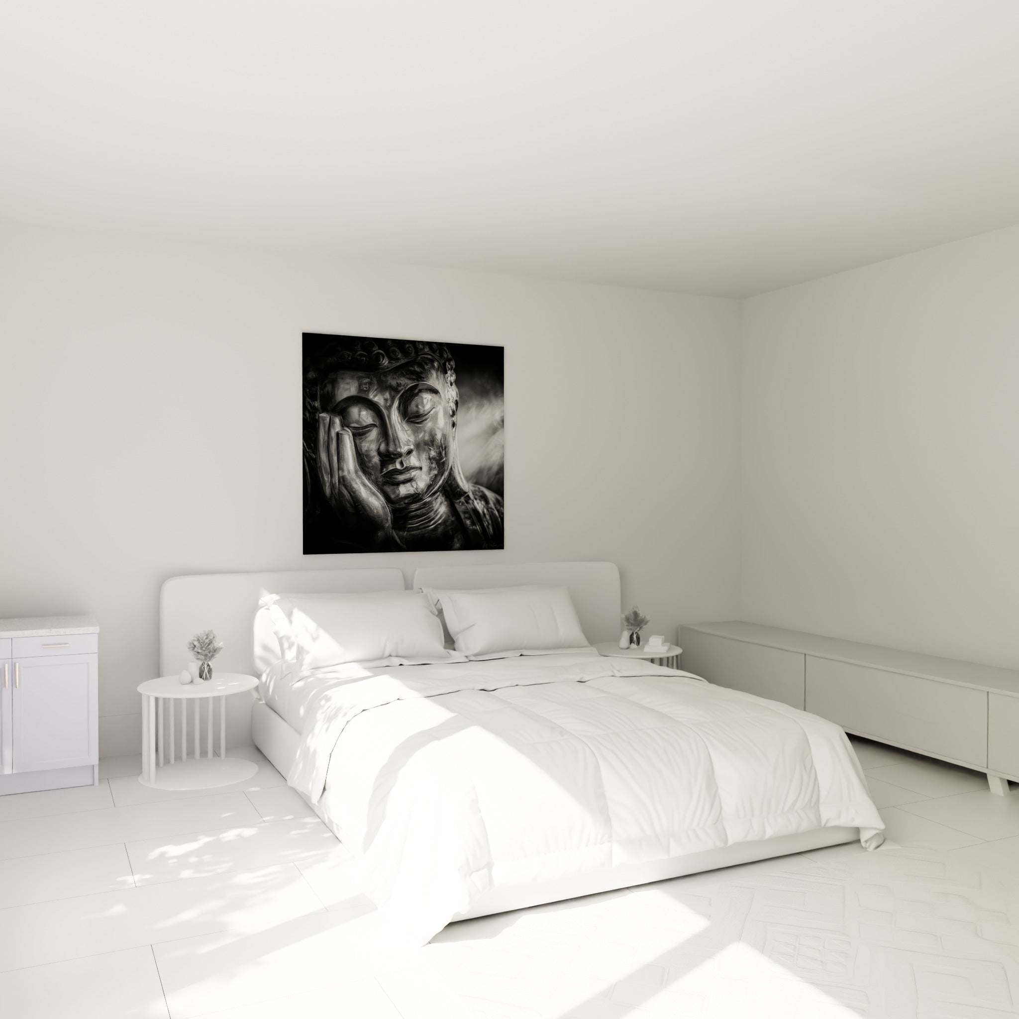 Bouddha anthracite au regard clos, lumière argentée sur le visage, au-dessus d'un lit dans une chambre claire