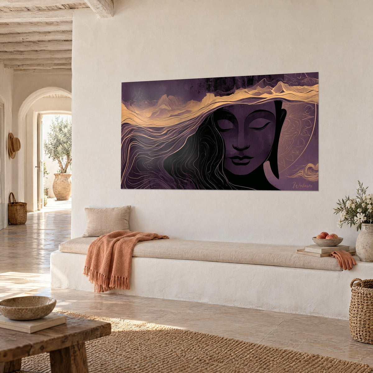 Cuadro retrato sereno con cabellera ondulante en ocre y berenjena, montañas doradas arriba, pared encalada y banqueta blanca