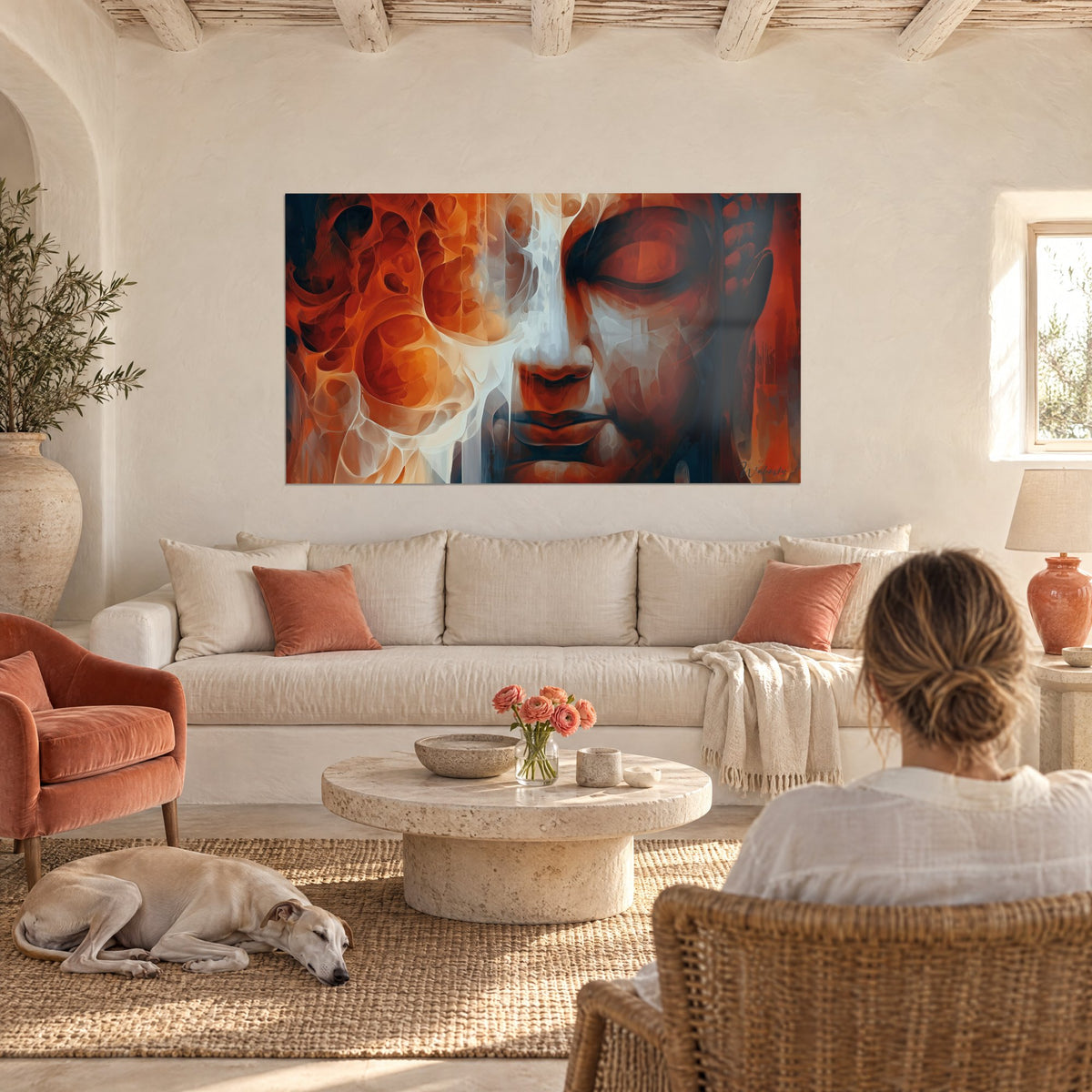Quadro volto del Buddha dalle palpebre chiuse, arancio bruciato e bianco madreperla, sopra un divano in un soggiorno luminoso