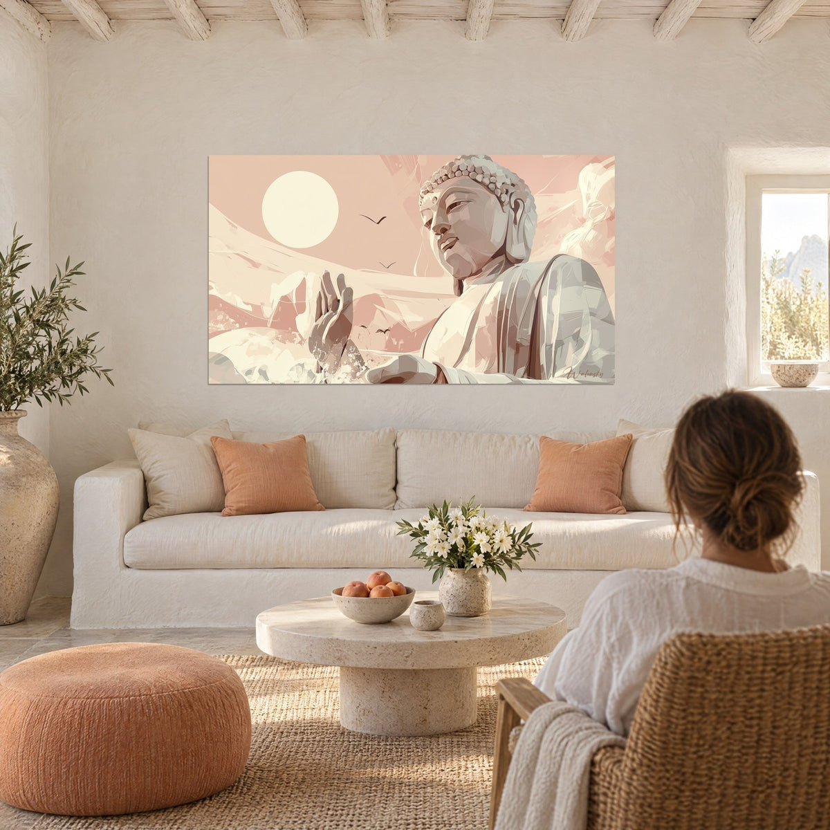 Cuadro de un Buda gigante en rosa polvo y beige, mano levantada bajo un disco solar crema, sobre un sofá en un salón luminoso