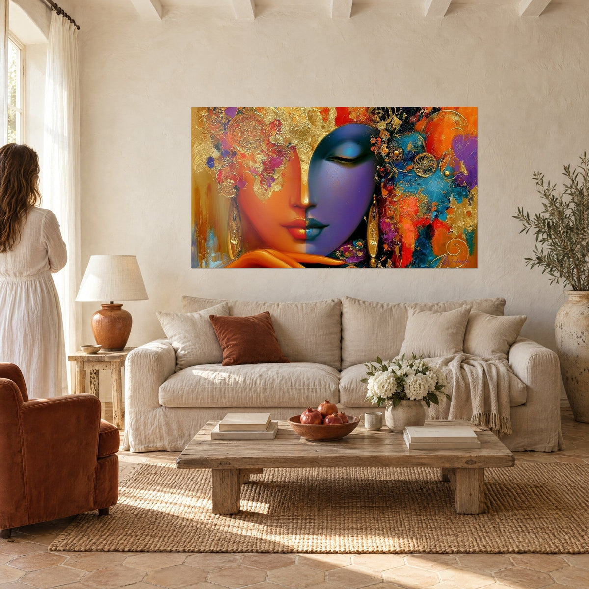 Tableau visage de femme moitié orange moitié violet, boucles d'oreilles dorées, main sous le menton, au-dessus d'un canapé dans un salon lumineux