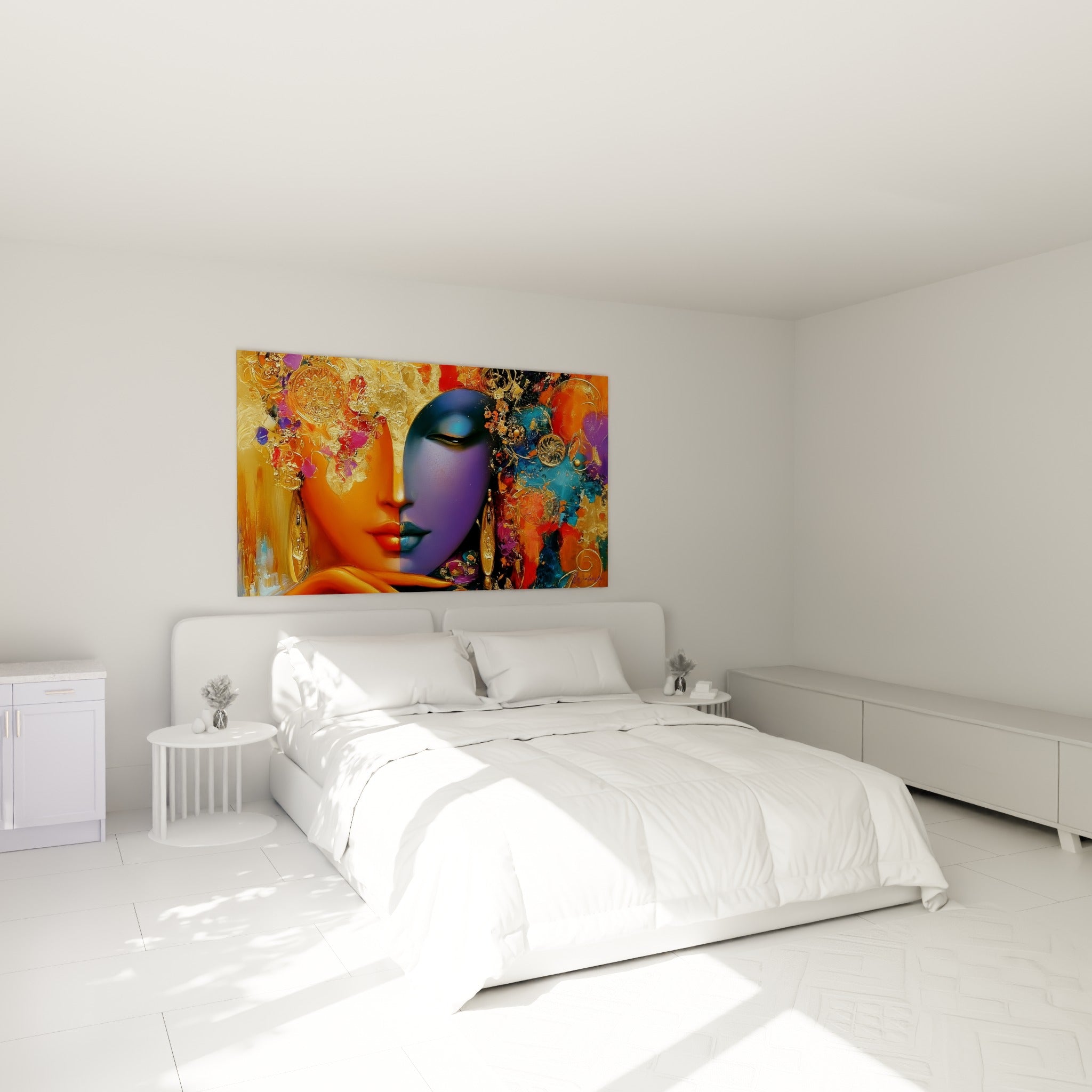 Visage de Bouddha bicolore orange et turquoise au-dessus d'un lit dans une chambre claire