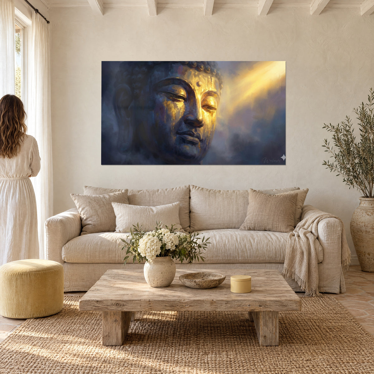 Schilderij serene Boeddha-gezicht in nachtblauw en goud, gele lichtstraal, koppel van achteren, boven een bank in een lichte woonkamer
