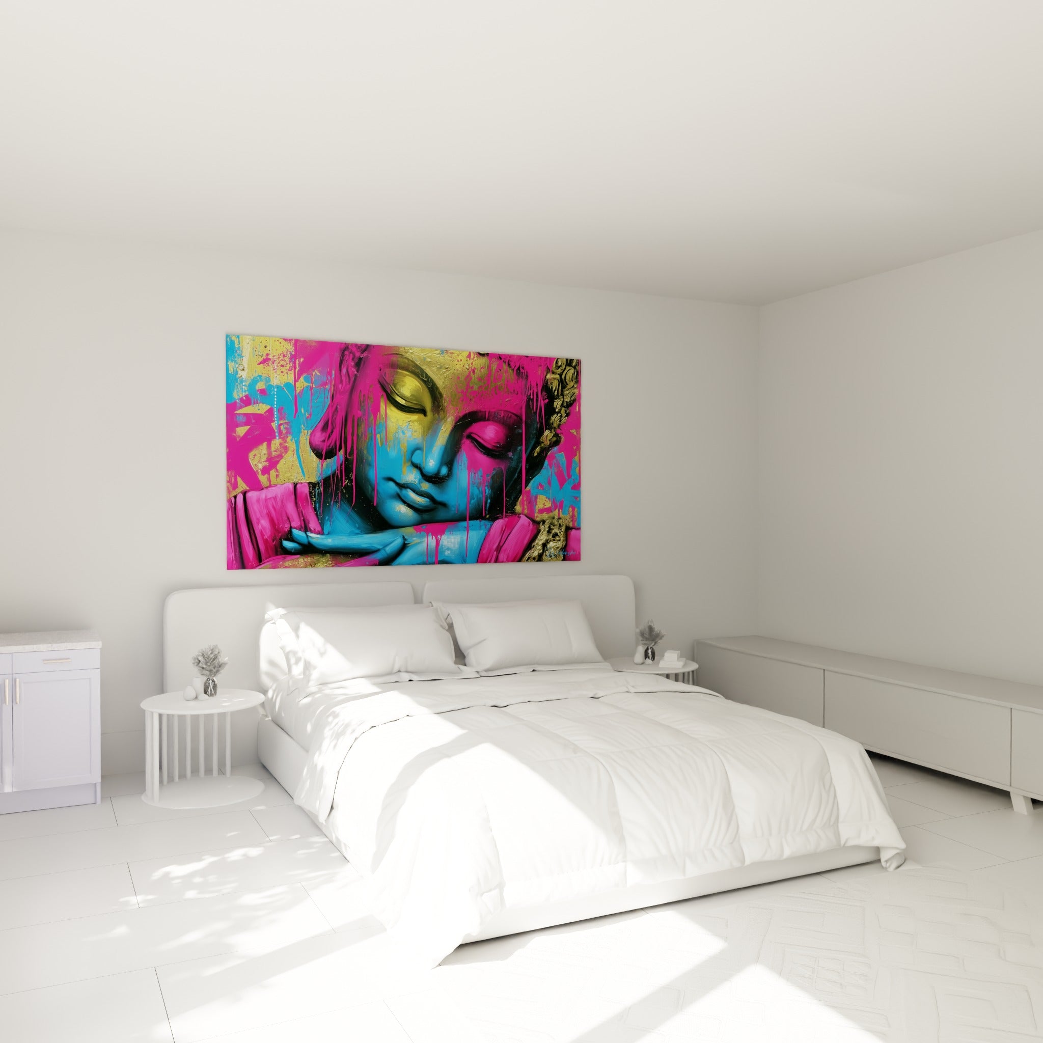 Visage de Bouddha bleu turquoise et rose vif, mains jointes, au-dessus d'un lit dans une chambre claire