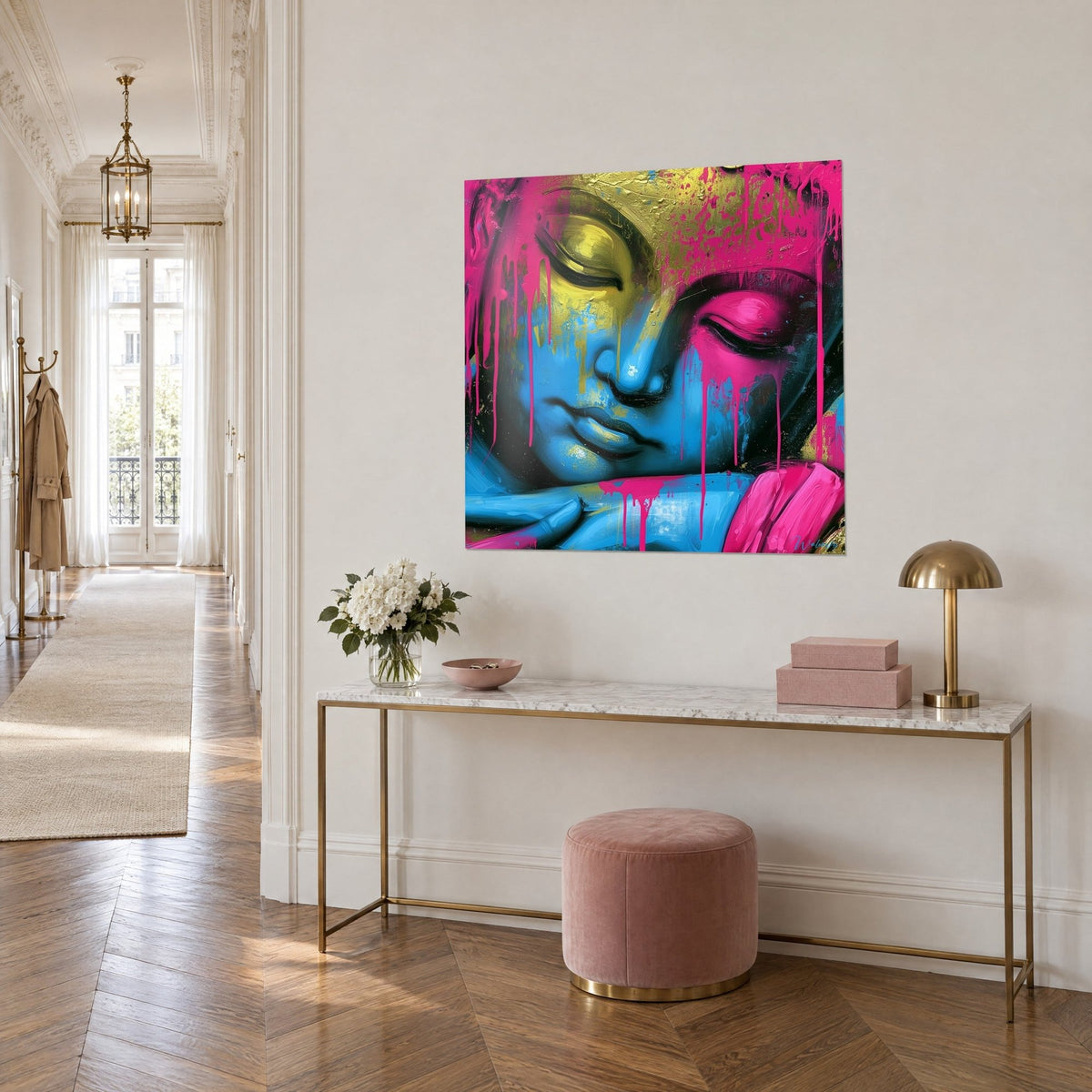 Tableau visage de Bouddha aux paupières closes, joue bleue et paupière fuchsia, coulures dorées, en vue de trois-quarts sur console