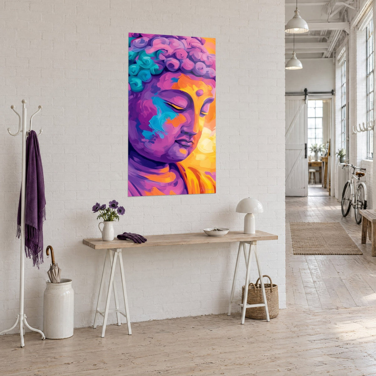 Tableau visage de Bouddha aux yeux clos, tons violets et jaune safran, vu de trois-quarts près d'une console en bois