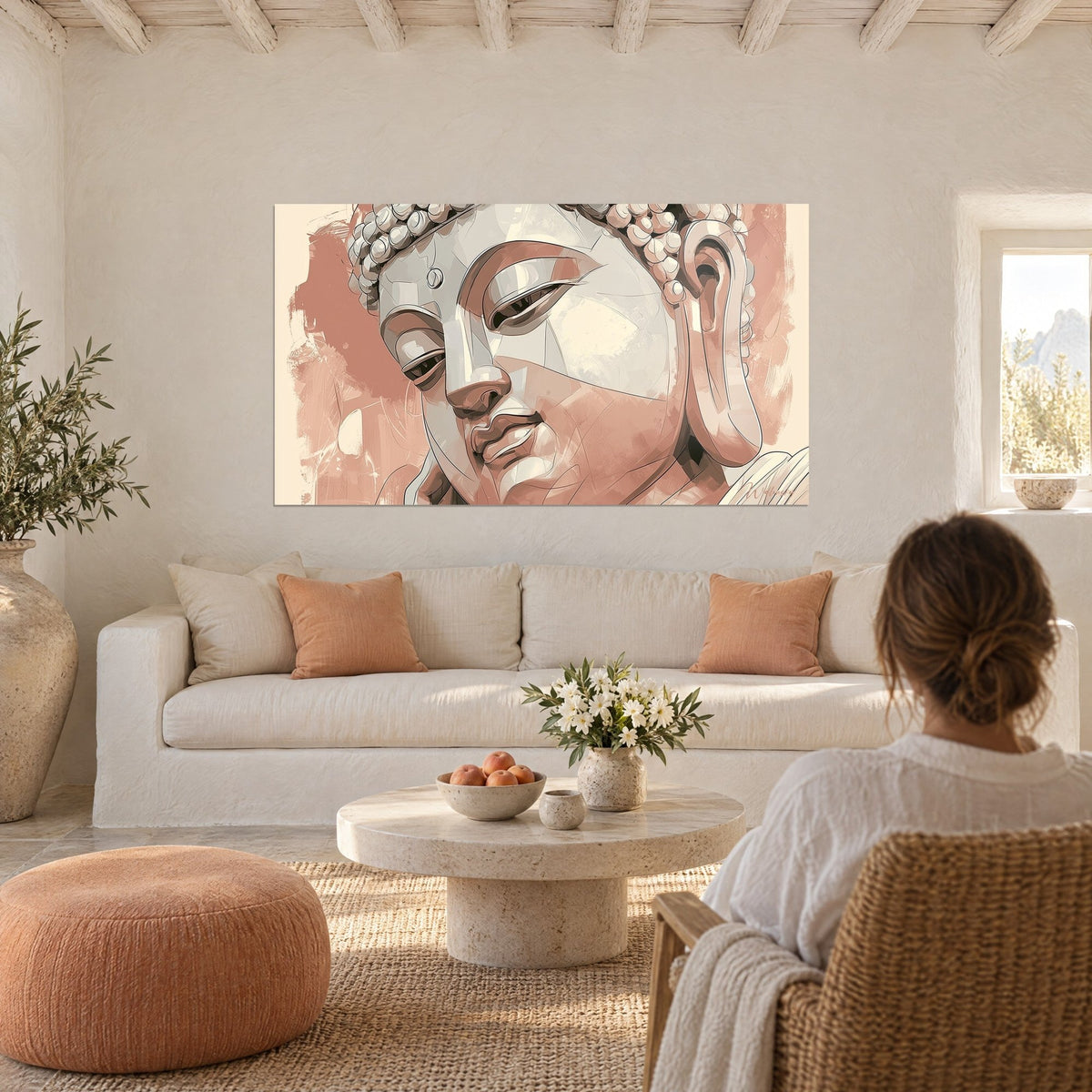 Tableau visage de Bouddha rose poudré et blanc ivoire, traits esquissés, oreille allongée, au-dessus d'un canapé dans un salon lumineux