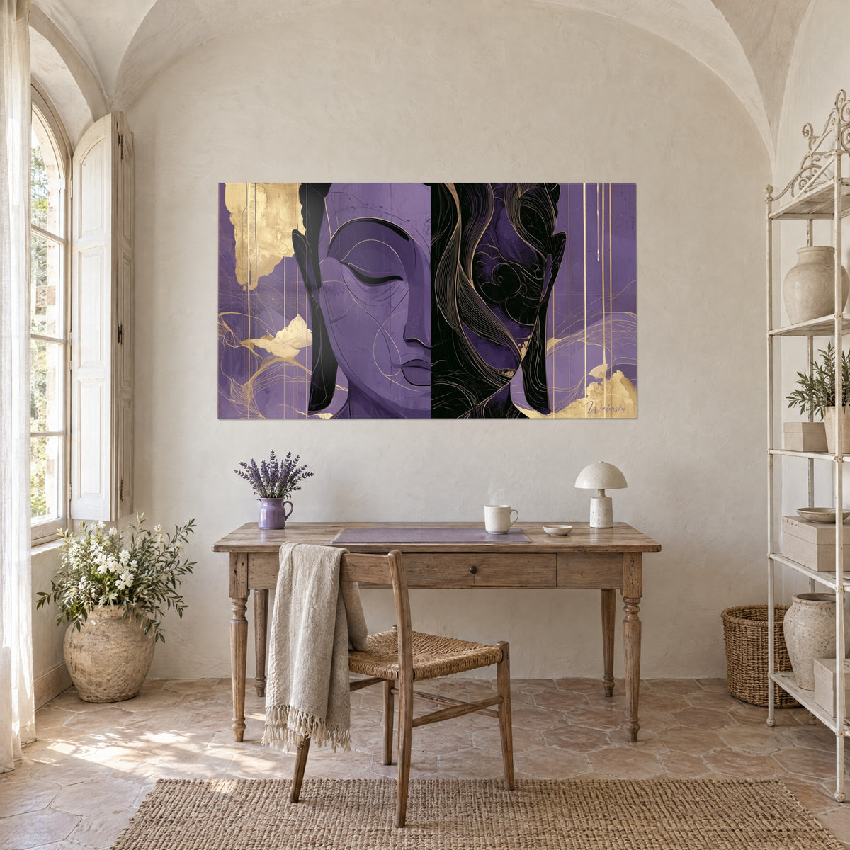 Quadro maschera serena del Buddha in malva e nero, tratti dorati sottili, appeso sopra una scrivania in legno chiaro e una sedia in paglia intrecciata