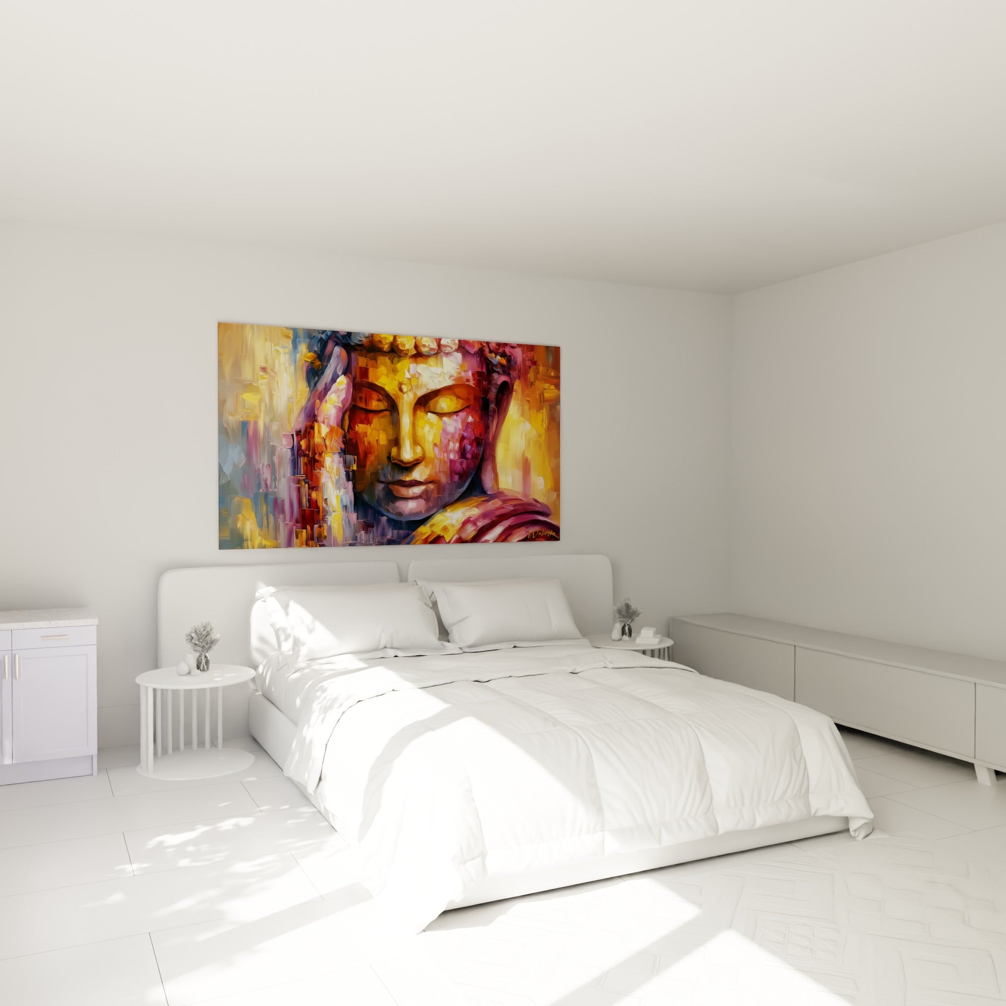 Visage serein du Bouddha en doré et violet, au-dessus d'un lit dans une chambre claire