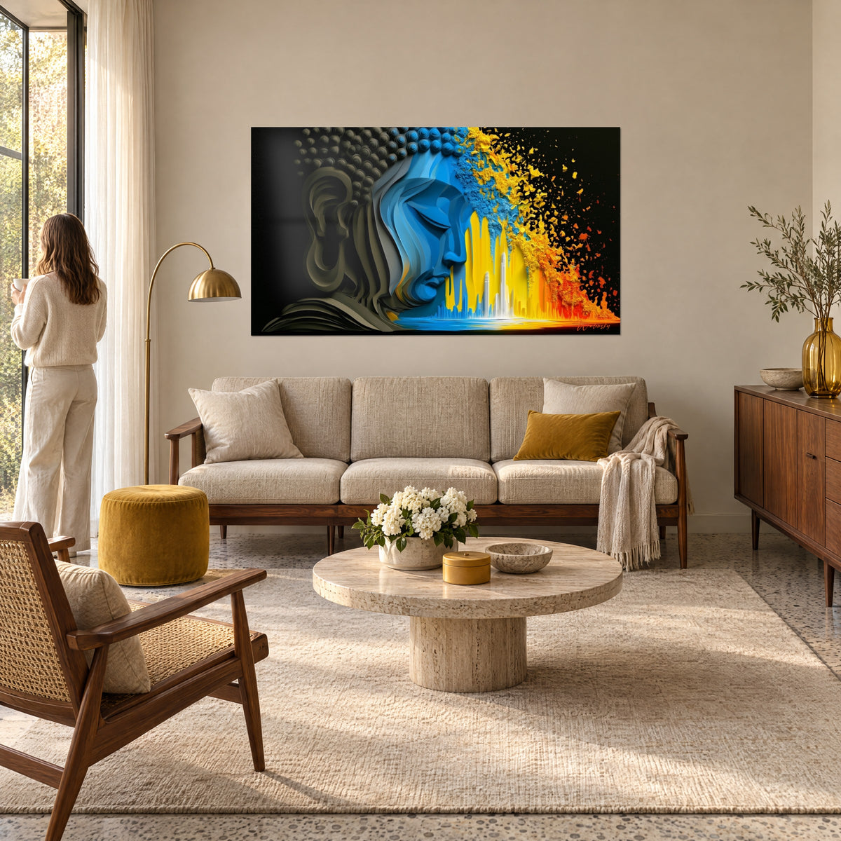 Schilderij reliëf blauw Boeddhagezicht, half geel en oranje uiteengespat op zwarte achtergrond, boven een bank in een lichte woonkamer