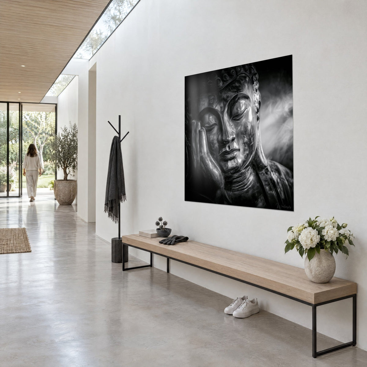 Tableau statue sereine au visage d'argent poli, fond noir et brume grise, en vue de trois-quarts dans un couloir clair