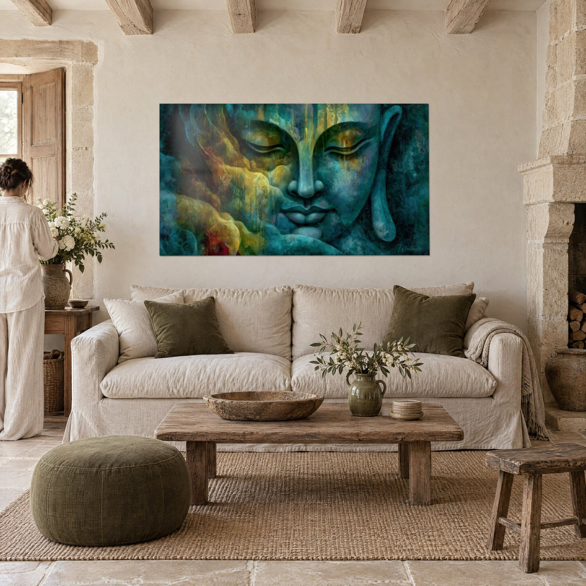 Tableau visage de Bouddha turquoise, paupières closes et nuées ambrées dorées, au-dessus d'un canapé dans un salon lumineux