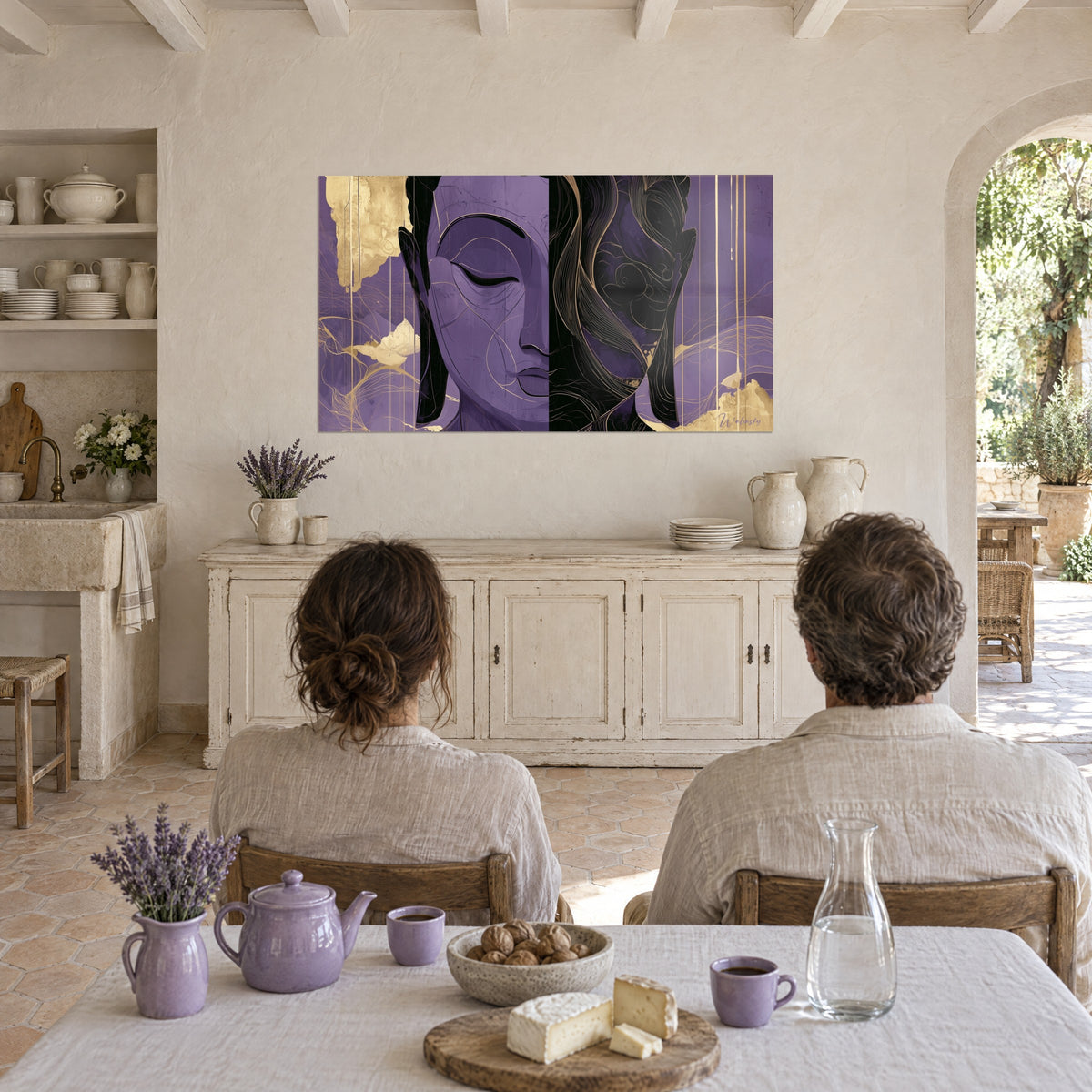 Quadro effigie buddhista divisa tra un piano viola e un'ombra nera, colature dorate verticali, di fronte a una coppia seduta a tavola davanti a una credenza
