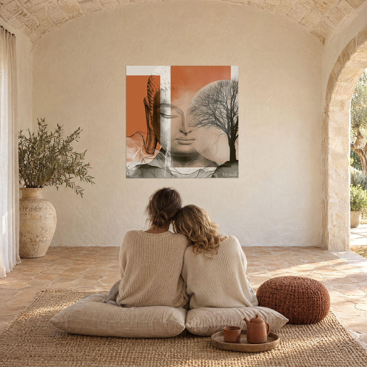 Πίνακας Βούδας σε κολάζ terracotta και κρεμ, μαύρο χειμωνιάτικο δέντρο και λεπτές γραμμές βουνών, μπροστά σε ζευγάρι καθισμένο με την πλάτη σε μαξιλάρια