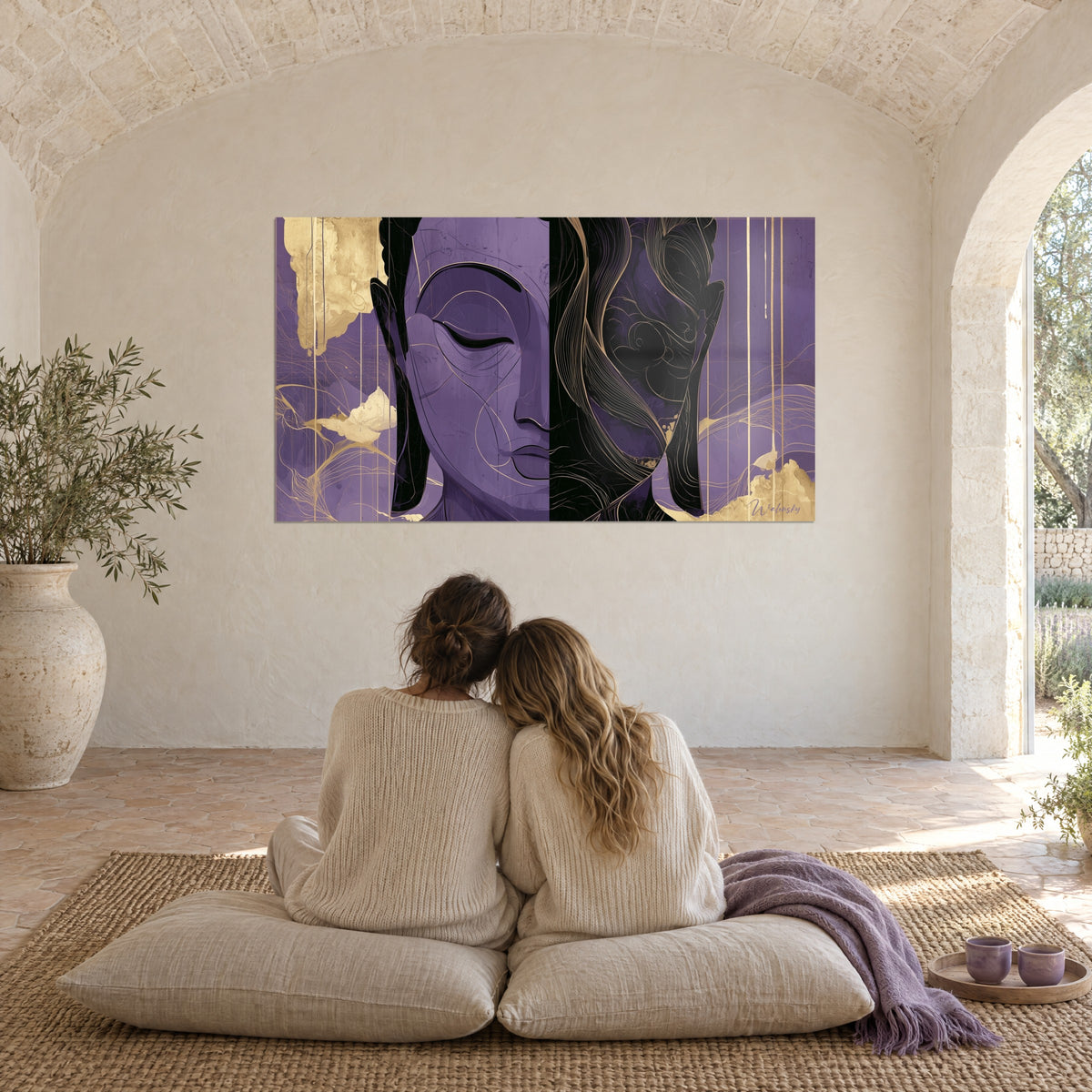 Quadro volto doppio del Buddha, un lato ametista calmo e l'altro notturno con arabeschi dorati, di fronte a due donne abbracciate su cuscini bianchi