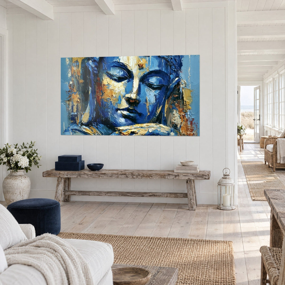 Tableau buste de Bouddha serein aux empâtements bleu nuit et ocre, vu de trois quarts sur un mur blanc, maison de bord de mer