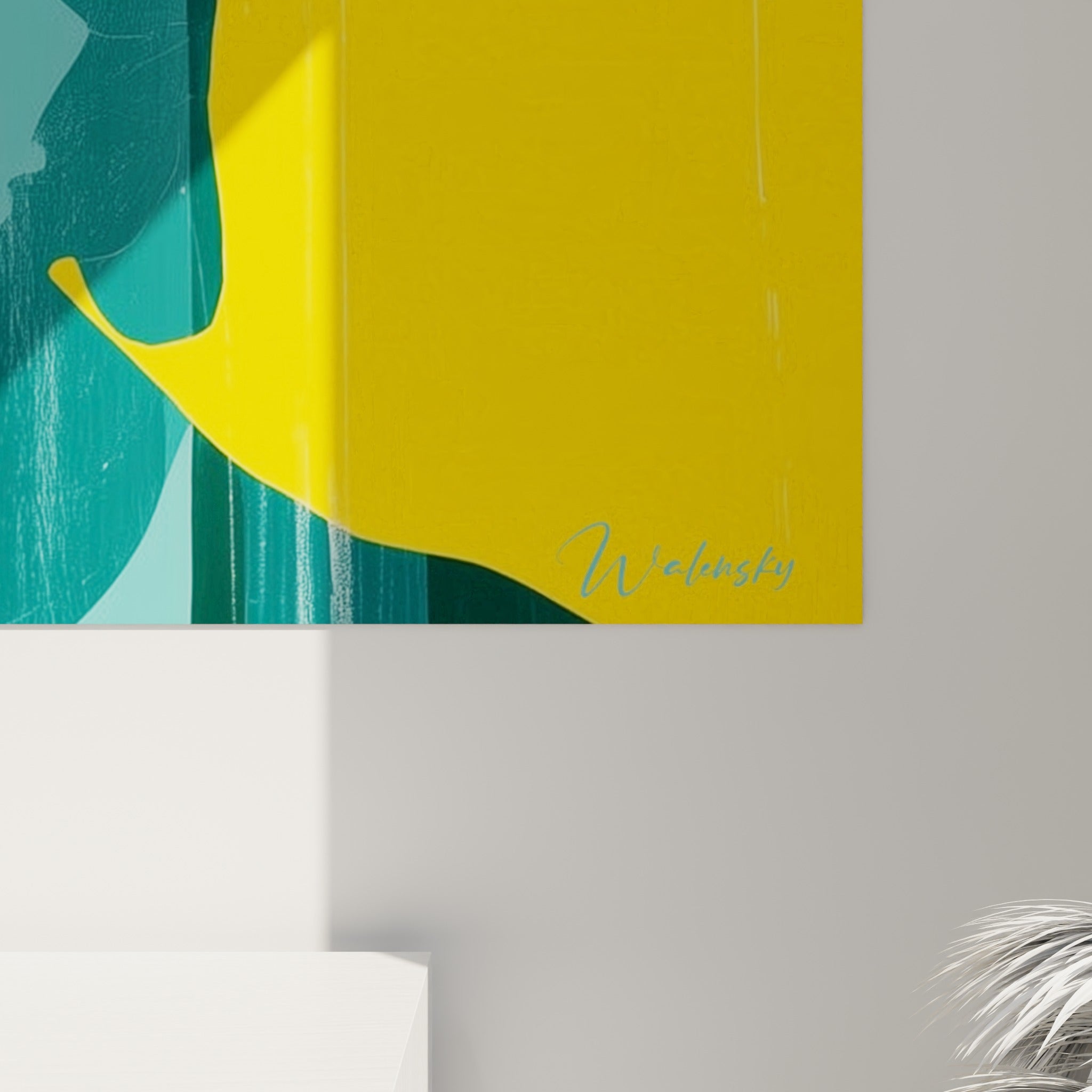 Détail des bandes colorées jaune et turquoise sur le visage du Bouddha, matière lisse et contrastes nets