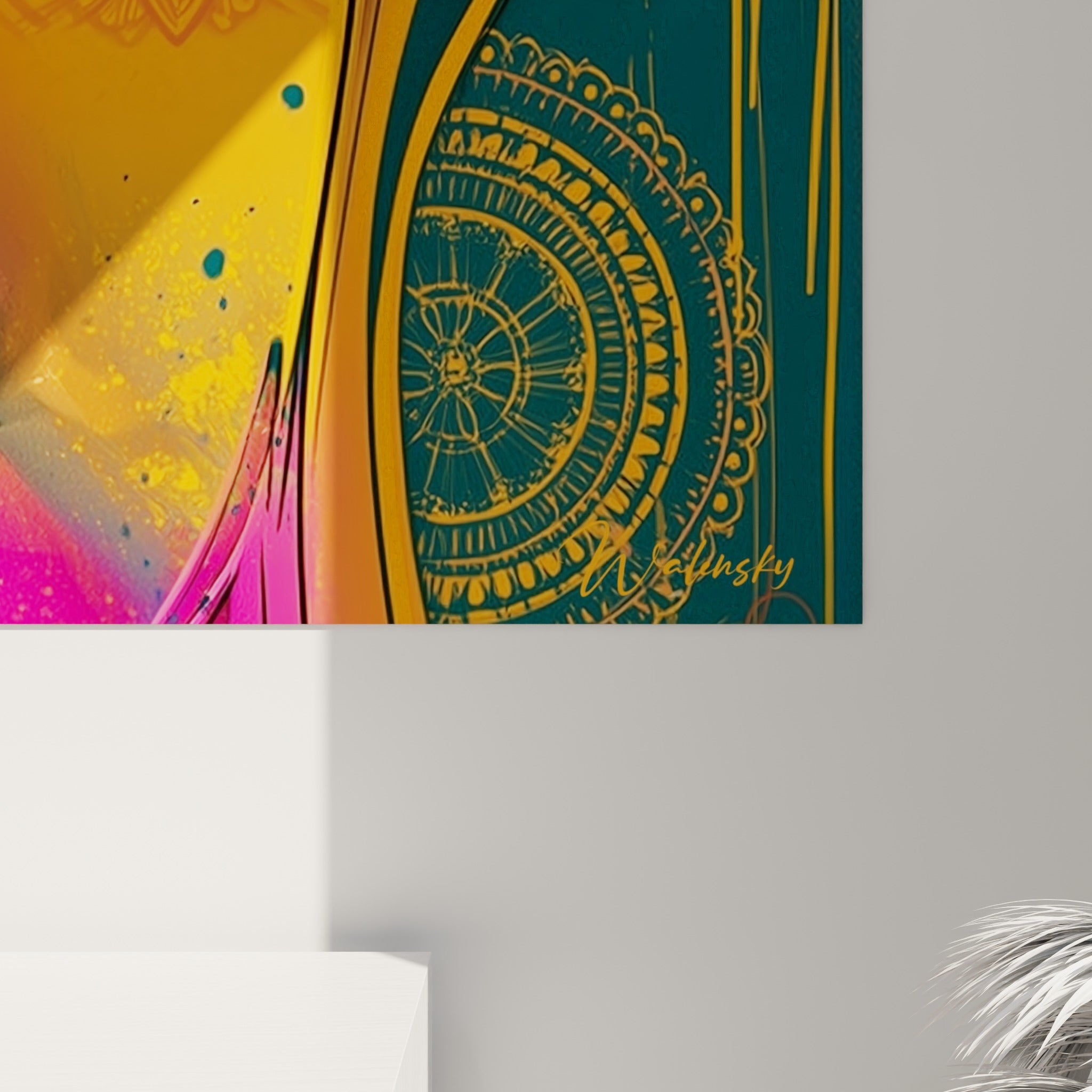 Détail du visage de Bouddha où les coulures dorées et le fuchsia intense se mêlent en gros plan