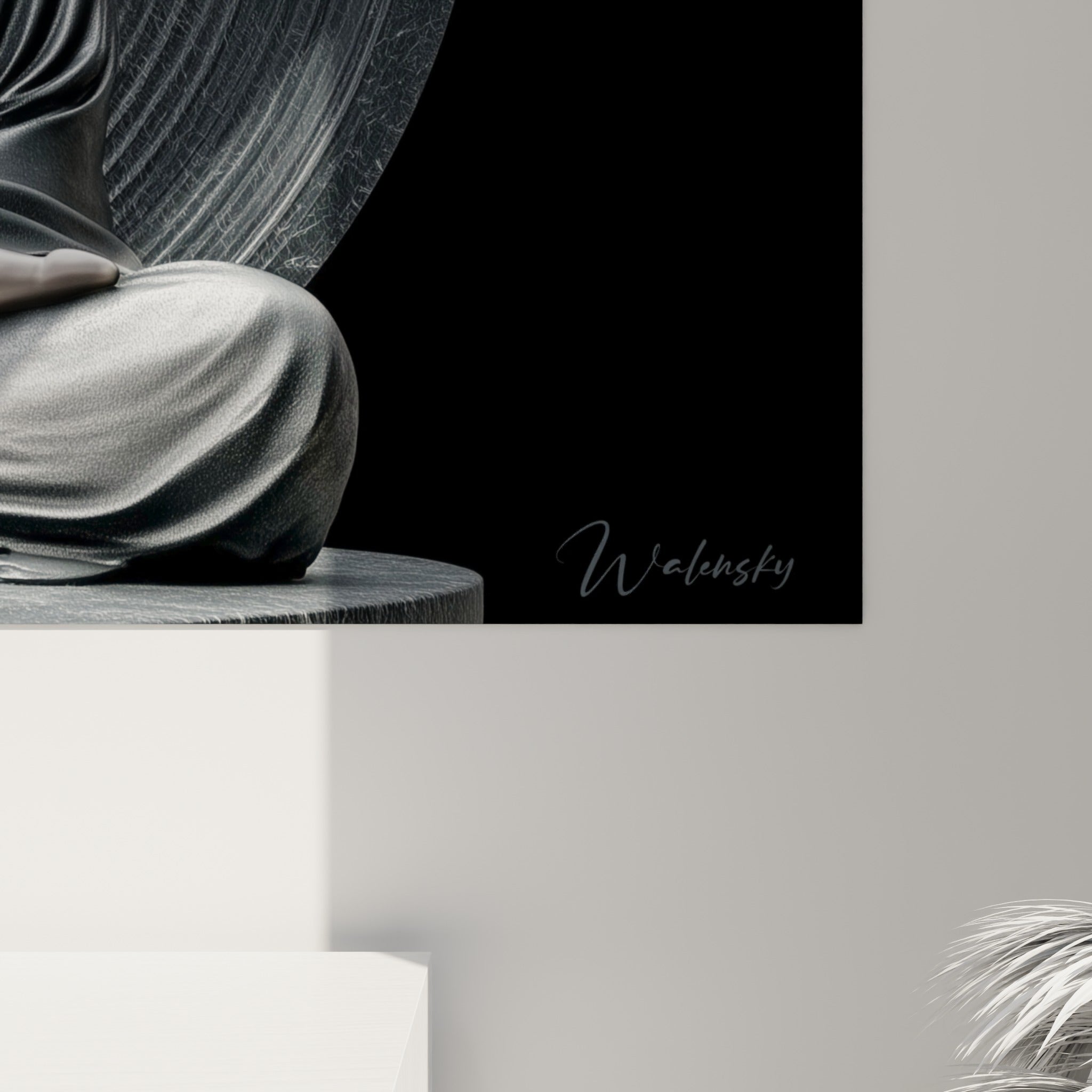 Détail des drapés métalliques gris et argenté du Bouddha, grain sculptural et reflets sur la matière imprimée