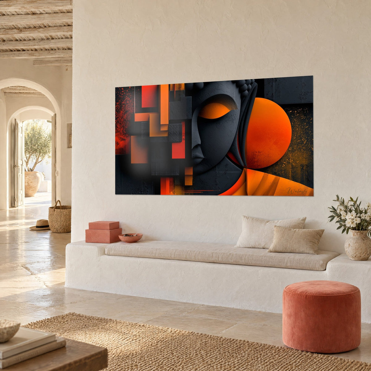 Tableau masque sculpté gris charbon et disque orange flamboyant sur mur crème, vue de trois-quarts d'une maison