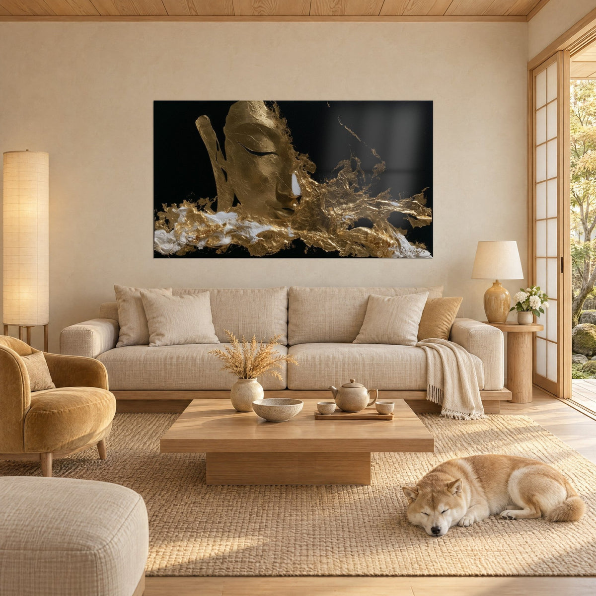 Quadro volto del Buddha in foglia d'oro su fondo nero, schizzi bianchi in basso, pisolino di uno Shiba sopra un divano in un soggiorno luminoso