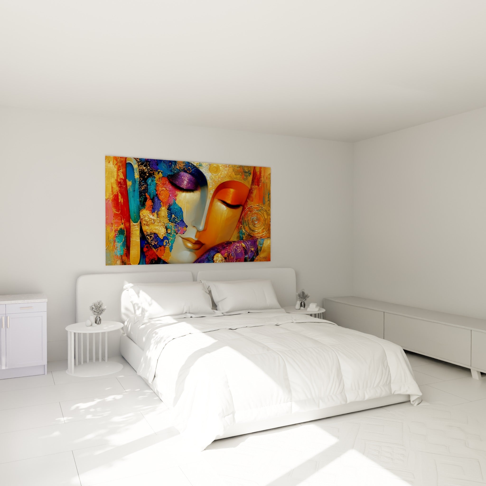Bouddha serein en orange et doré, drapé violet, accroché au-dessus d'un lit dans une chambre claire