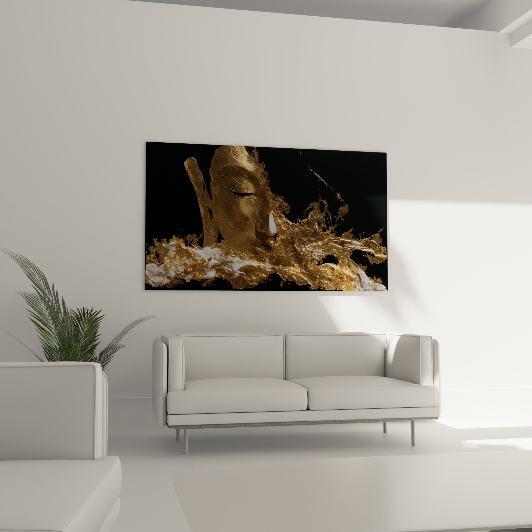 Éclats dorés et blancs du Bouddha en matière texturée au-dessus d'un canapé dans un salon lumineux