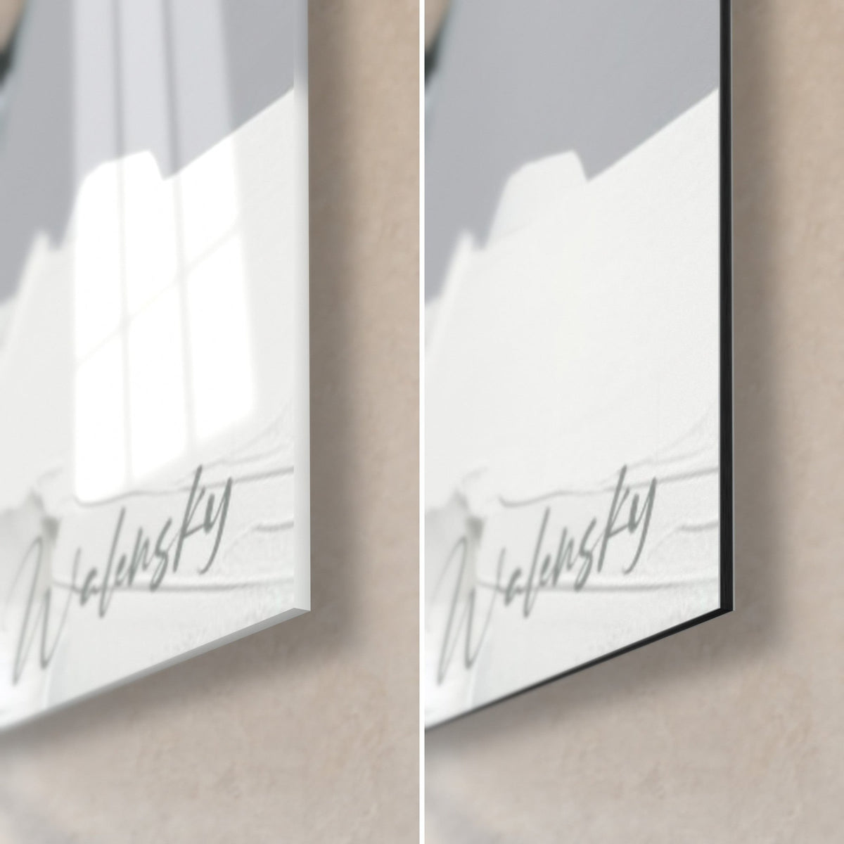 Tableau masque serein gris et blanc, coin bas droit : verre acrylique brillant à gauche, alu Dibond noir mat à droite