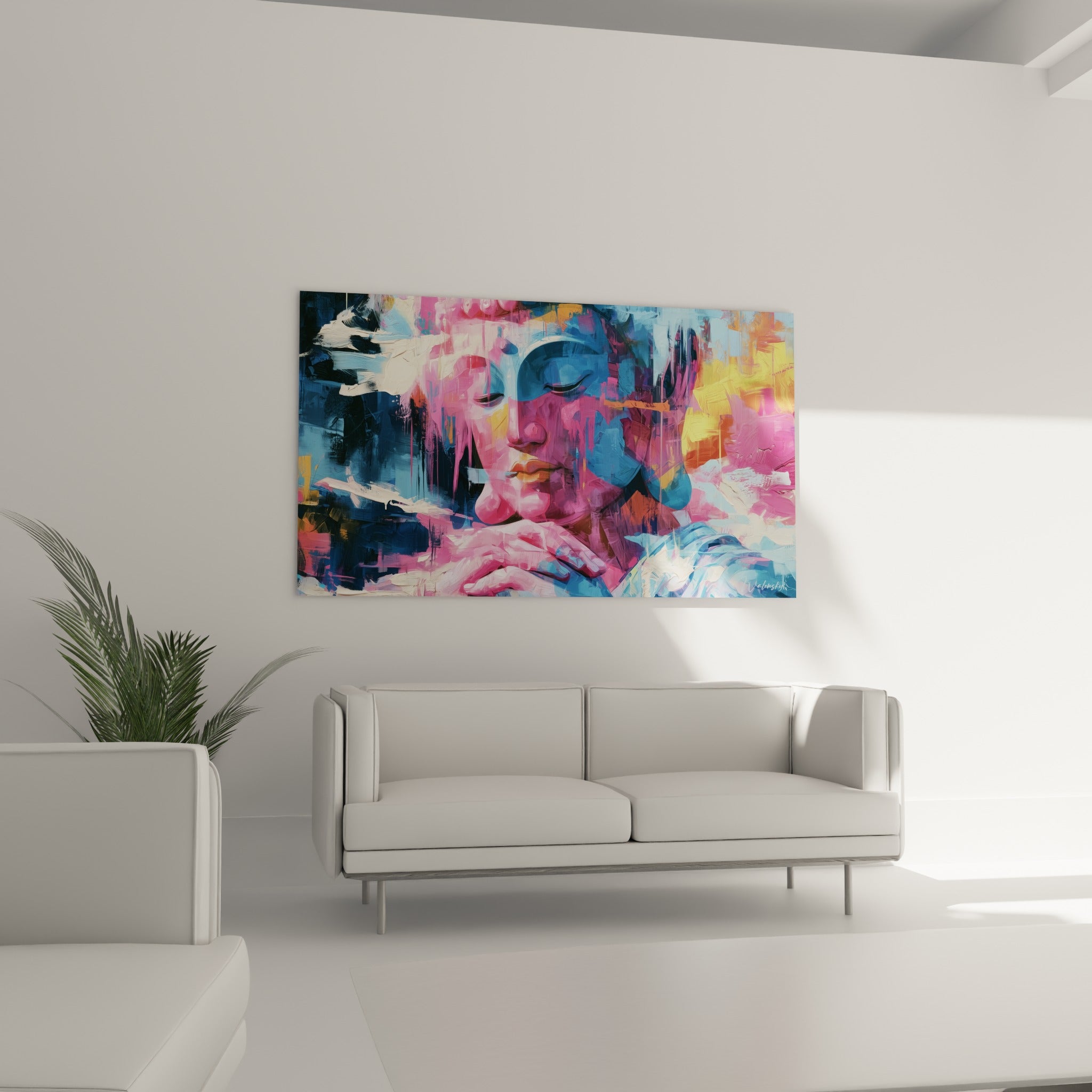 Visage méditatif du Bouddha en bleu profond et rose vif, au-dessus d'un canapé dans un salon lumineux