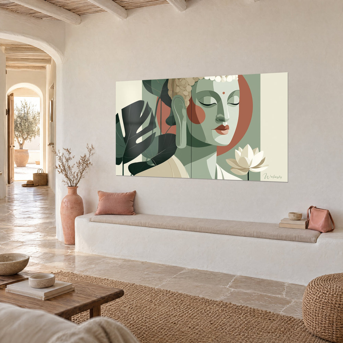 Schilderij sereen Boeddha met roestkleurige lippen, grote monsterabladeren in dennengroen, driekwart zicht tegen een crèmekleurige mediterrane muur