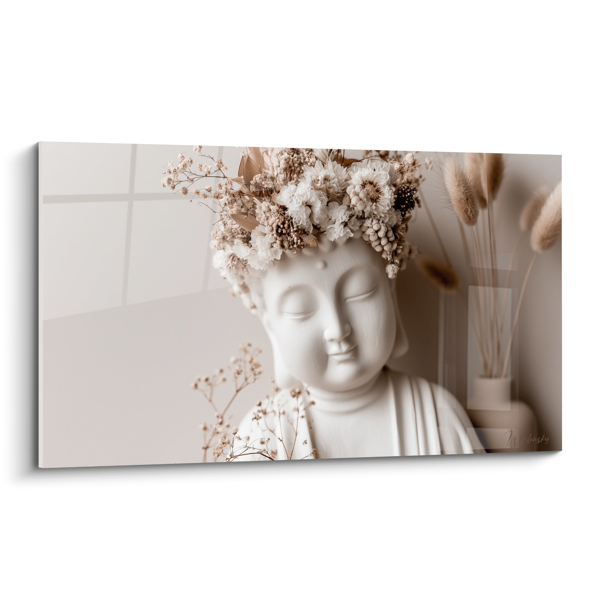 Statue de Bouddha blanche coiffée de fleurs séchées beige et crème, visage serein