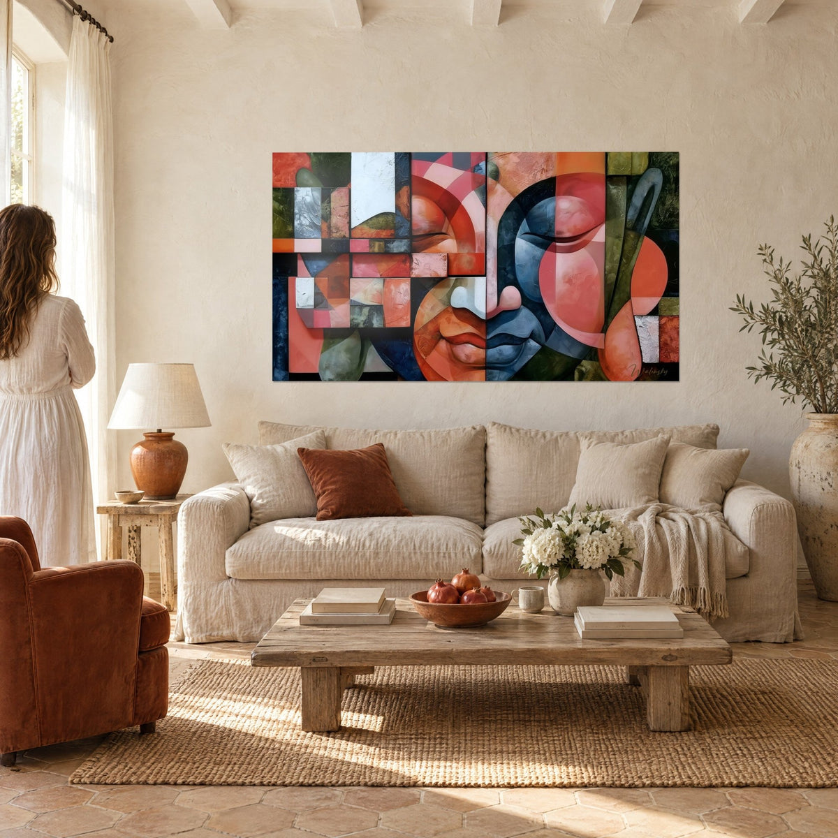 Quadro volto cubista in corallo e blu antracite a blocchi a mosaico, mano con le dita sollevate, sopra un divano in un soggiorno luminoso