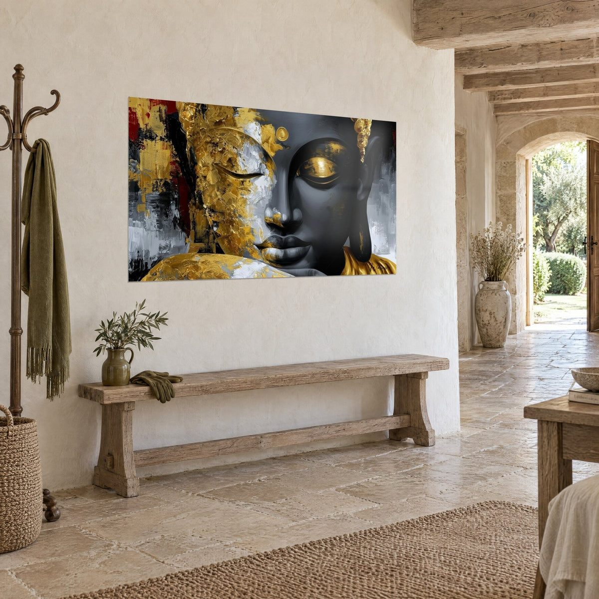 Tableau profil serein sculpté en noir, feuilles d'or épaisses sur la joue et rouge sombre, vu de trois-quarts sur un mur de pierre