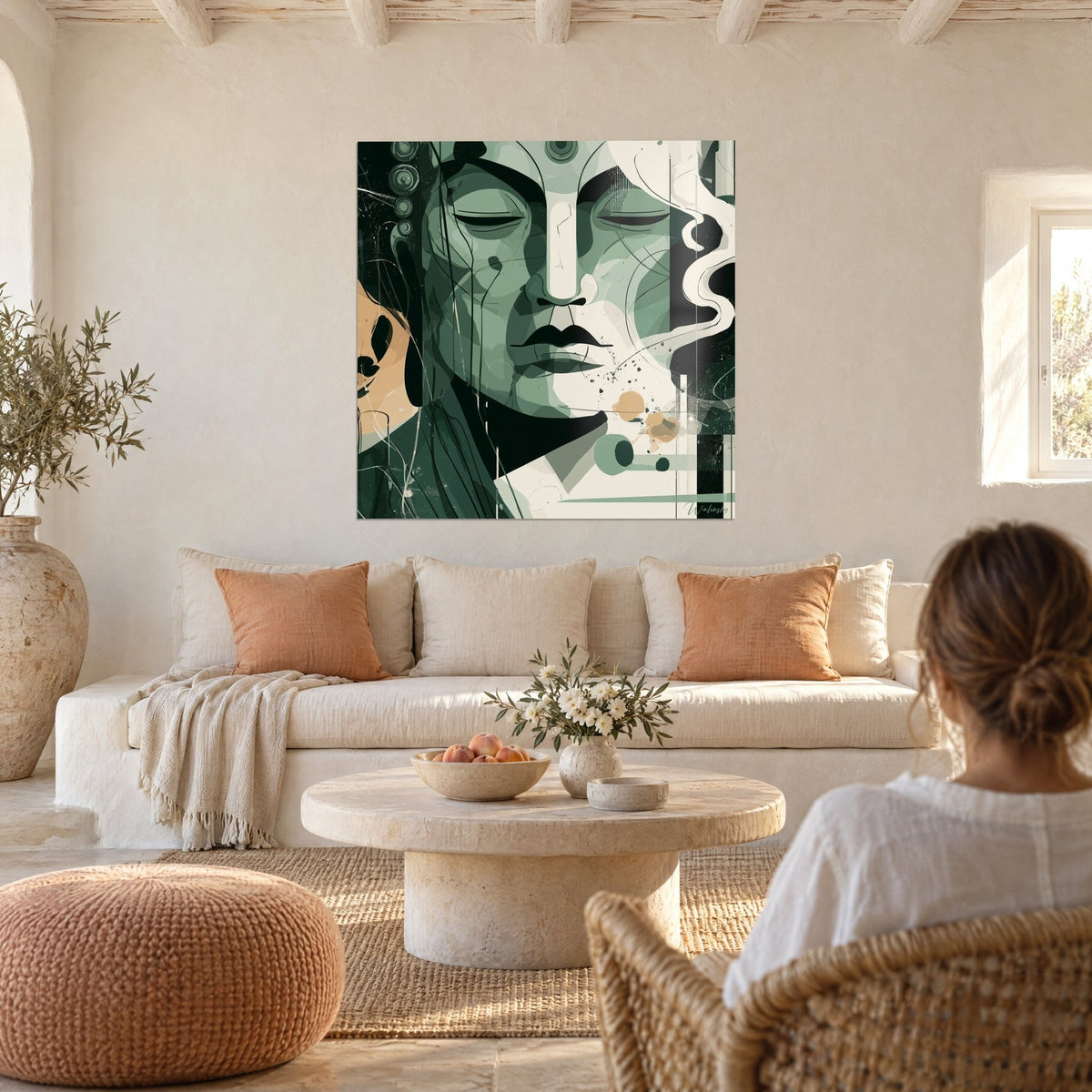 Tableau visage méditatif vert sauge, paupières closes et volutes de fumée ivoire, deux personnes de dos au-dessus d'un canapé dans un salon lumineux