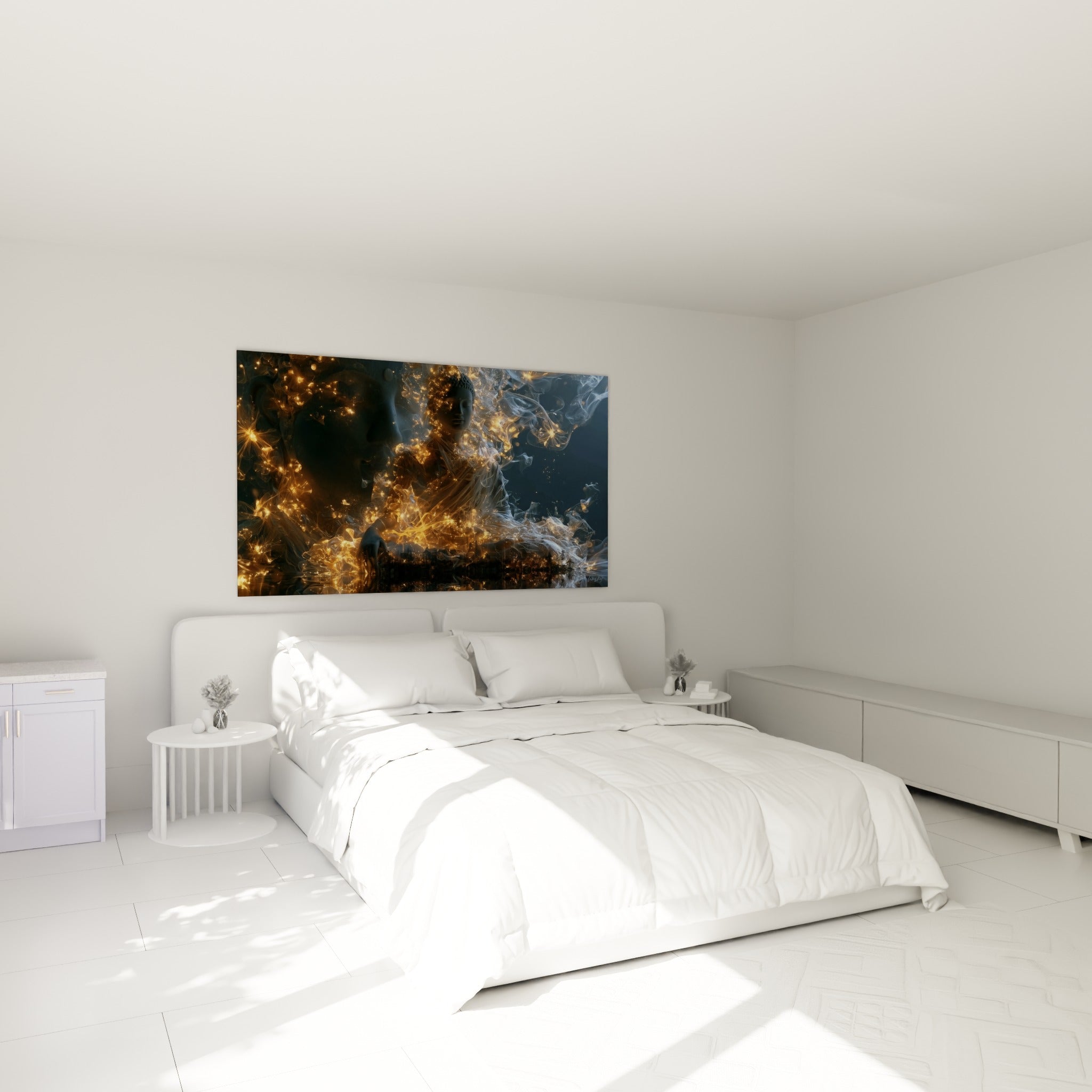 Silhouette de Bouddha dorée sur fond bleu profond, accrochée au-dessus d'un lit dans une chambre claire