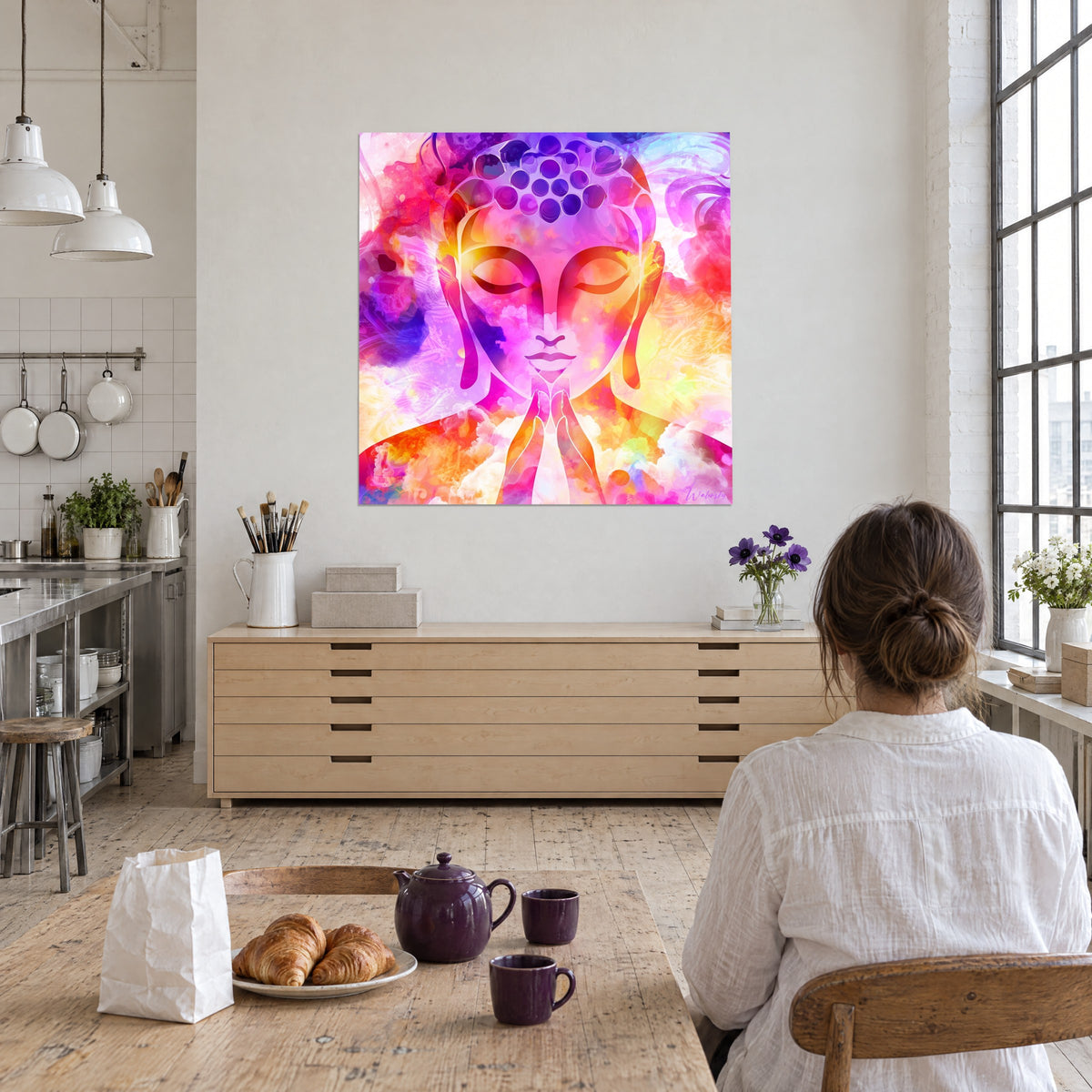 Gemälde betende Büste, Hände in Rosa und Orange gefaltet, Hintergrund aus violetten Wolken, Frau von hinten am Tisch vor ihrer Teekanne, offene Küche des Lofts