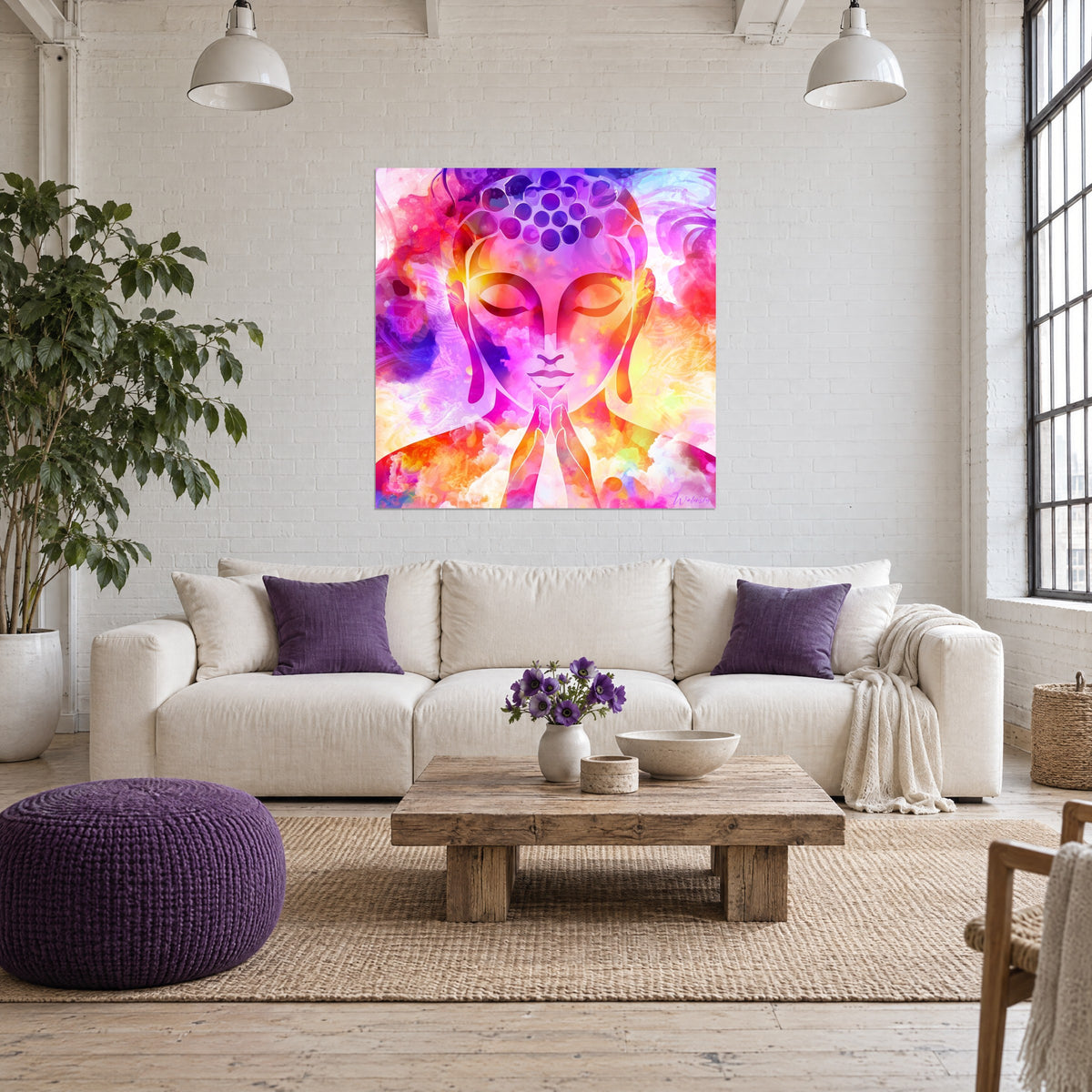 Gemälde Buddha-Gesicht in Rosa und Violett, gefaltete Hände, purpurrote Perlenkrone, orangefarbener Heiligenschein, über einem Sofa in einem hellen Wohnzimmer