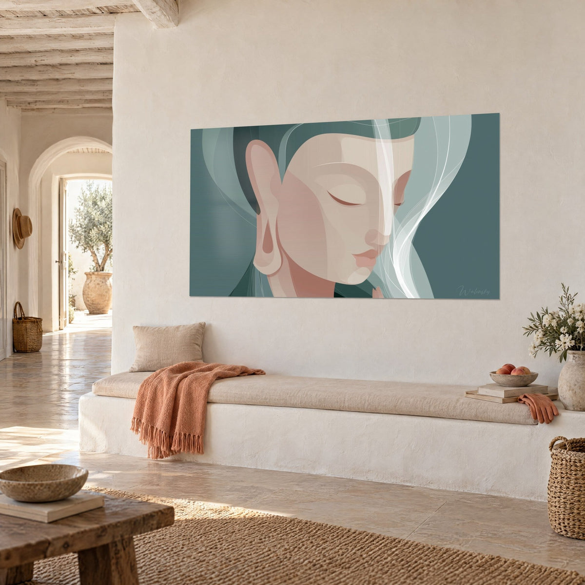 Tableau profil serein à l'oreille allongée, teintes sable et vert sauge, voiles blancs, sur un mur chaulé près d'une banquette