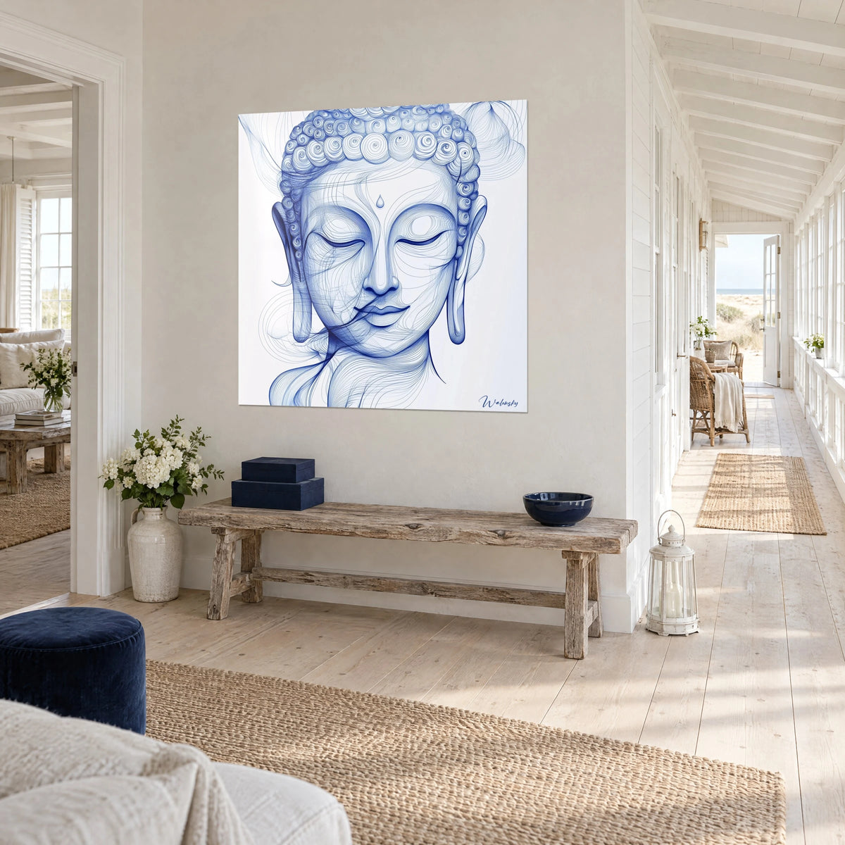 Quadro testa del Buddha sereno con riccioli a spirale indaco su bianco, parete beige, panca in legno chiaro, corridoio sul mare