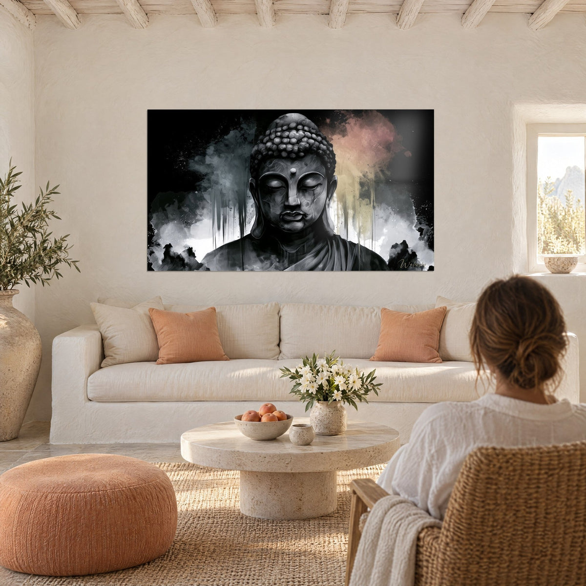 Tableau Bouddha serein aux paupières closes, nuage rosé et gris charbon sur fond noir, au-dessus d'un canapé dans un salon lumineux