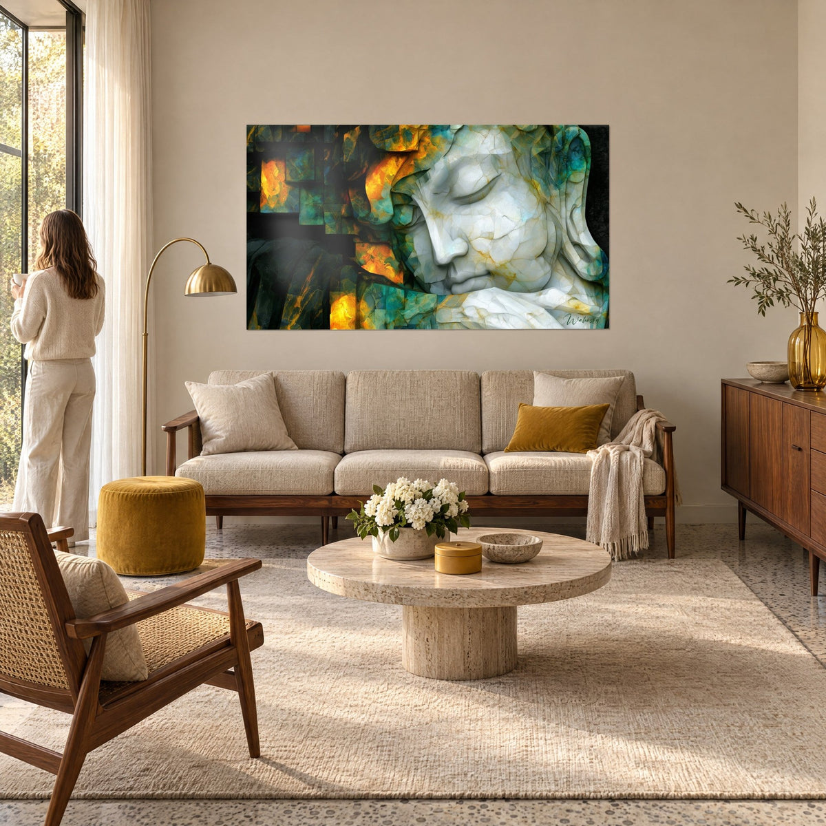 Tableau visage de marbre blanc veiné d'or, paupières closes et mosaïque turquoise et ambre, au-dessus d'un canapé dans un salon lumineux