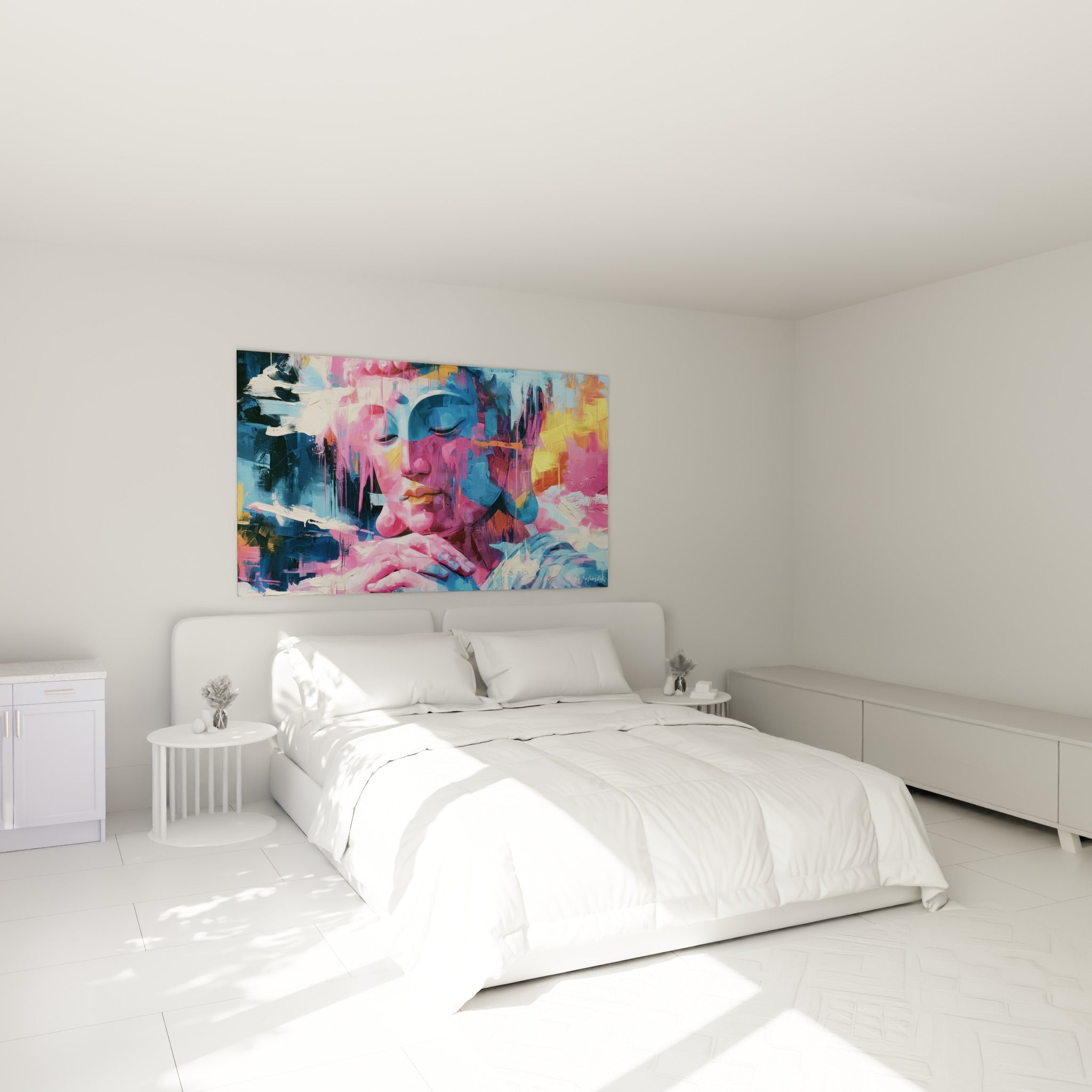 Sérénité peinte du Bouddha rose et bleu, mains jointes, au-dessus d'un lit dans une chambre claire