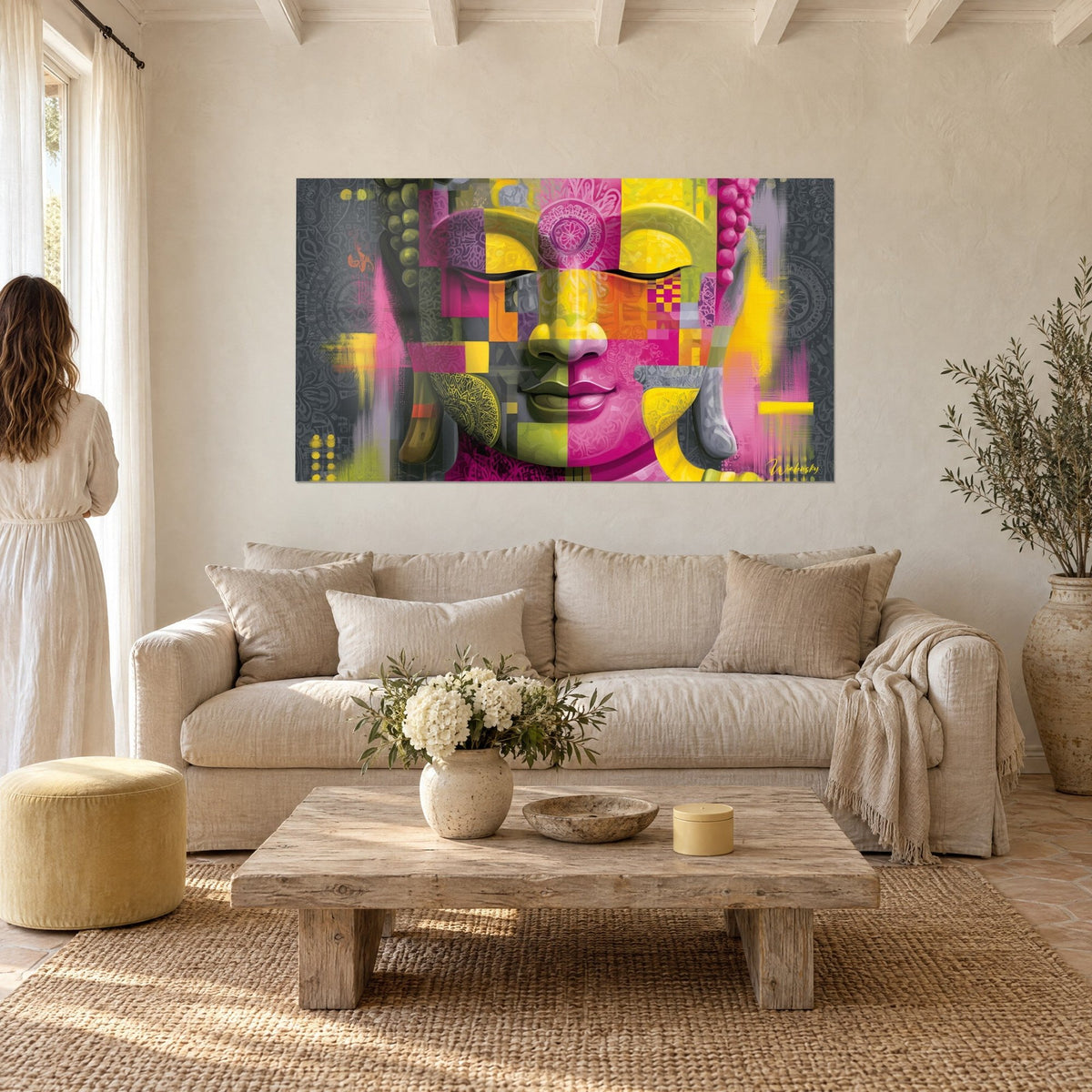 Tableau visage de Bouddha en patchwork rose et jaune, paupières closes, au-dessus d'un canapé dans un salon lumineux