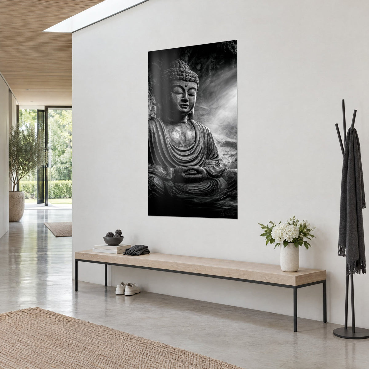 Tableau statue méditante en noir et gris, mains jointes, faisceau lumineux voilé, vue de trois-quarts sur banc en bois